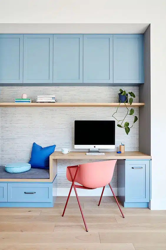 Agencement sur mesure bureau de chambre avec des placards bleu et une chaise rose à Toulouse