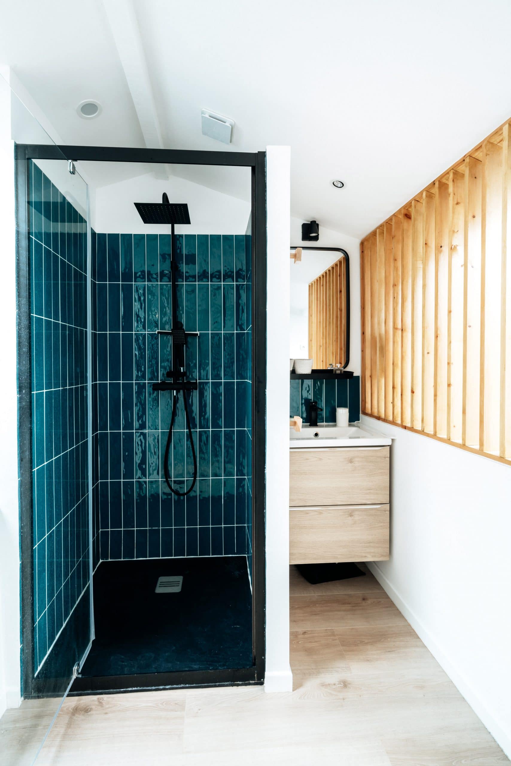 sousletoit-renovation-jeremydugas-architecte-interieur-decoration-travaux-aménagement-montpellier-herault-papier-peint-jungle-wood-douche-noir-leroymerlin-claustra