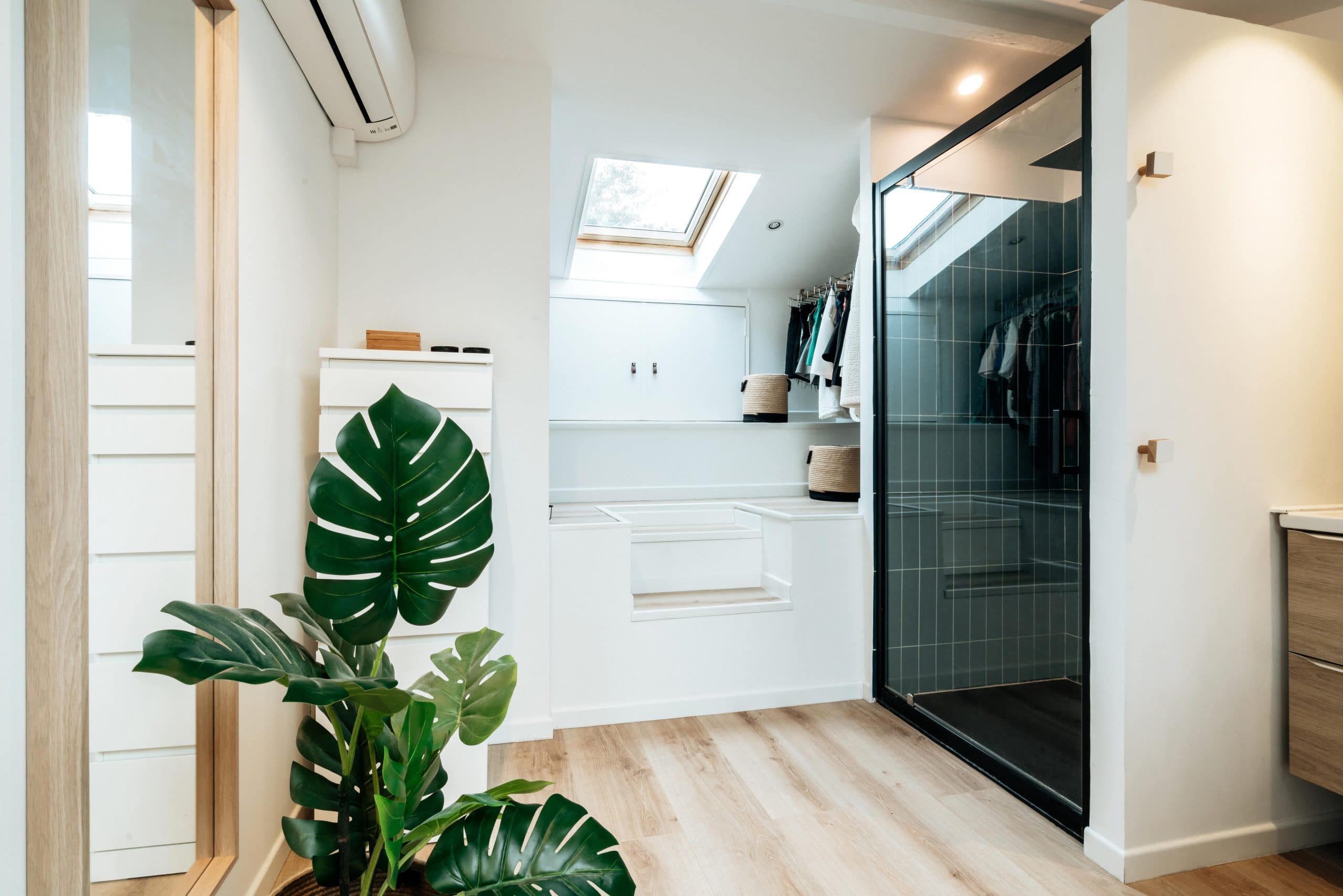 sousletoit-renovation-jeremydugas-architecte-interieur-decoration-travaux-aménagement-montpellier-herault-papier-peint-jungle-wood-salledebain