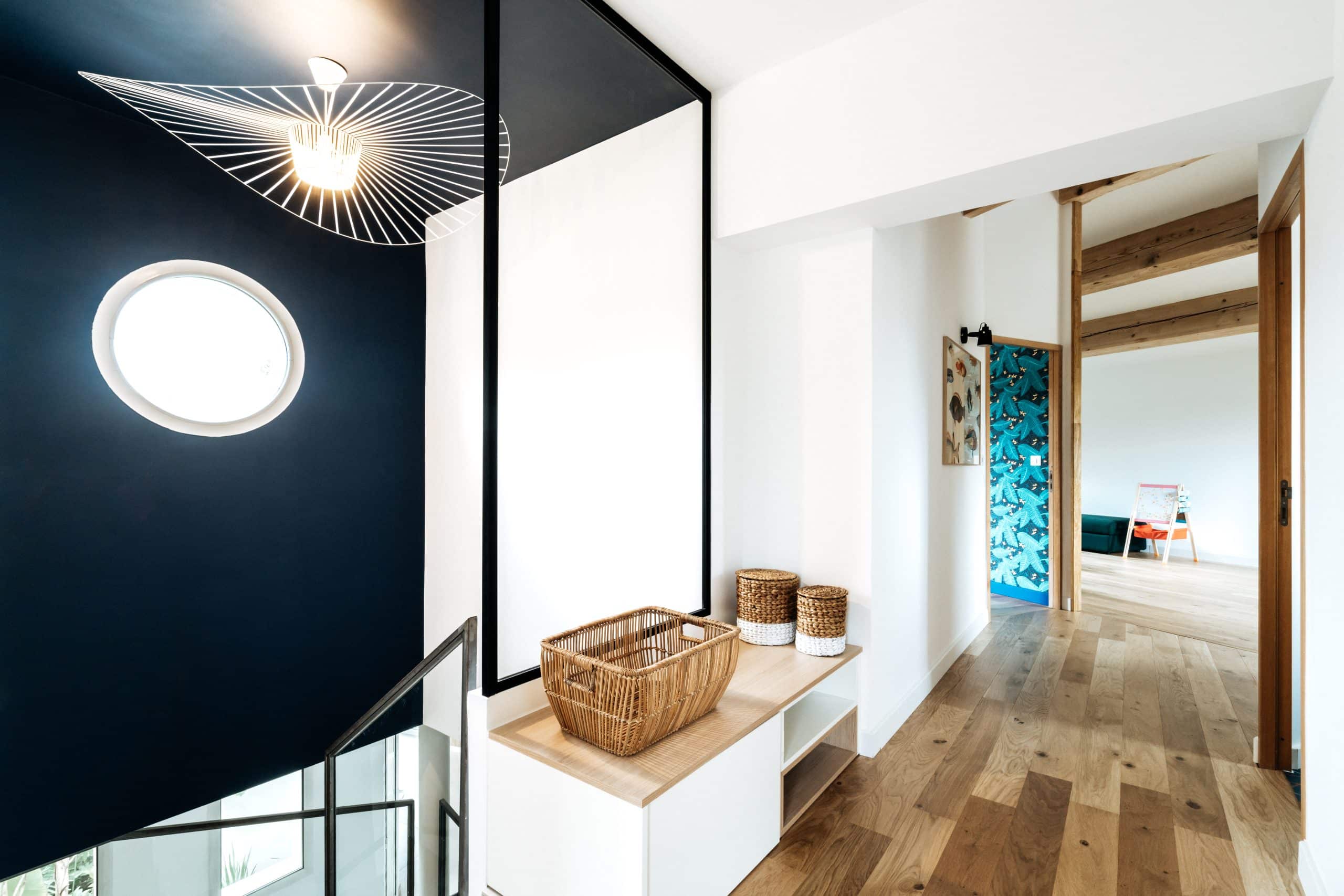 escalier-luminaire-montpellier-renovation-architecte-interieur-vertigo-parquet-maison