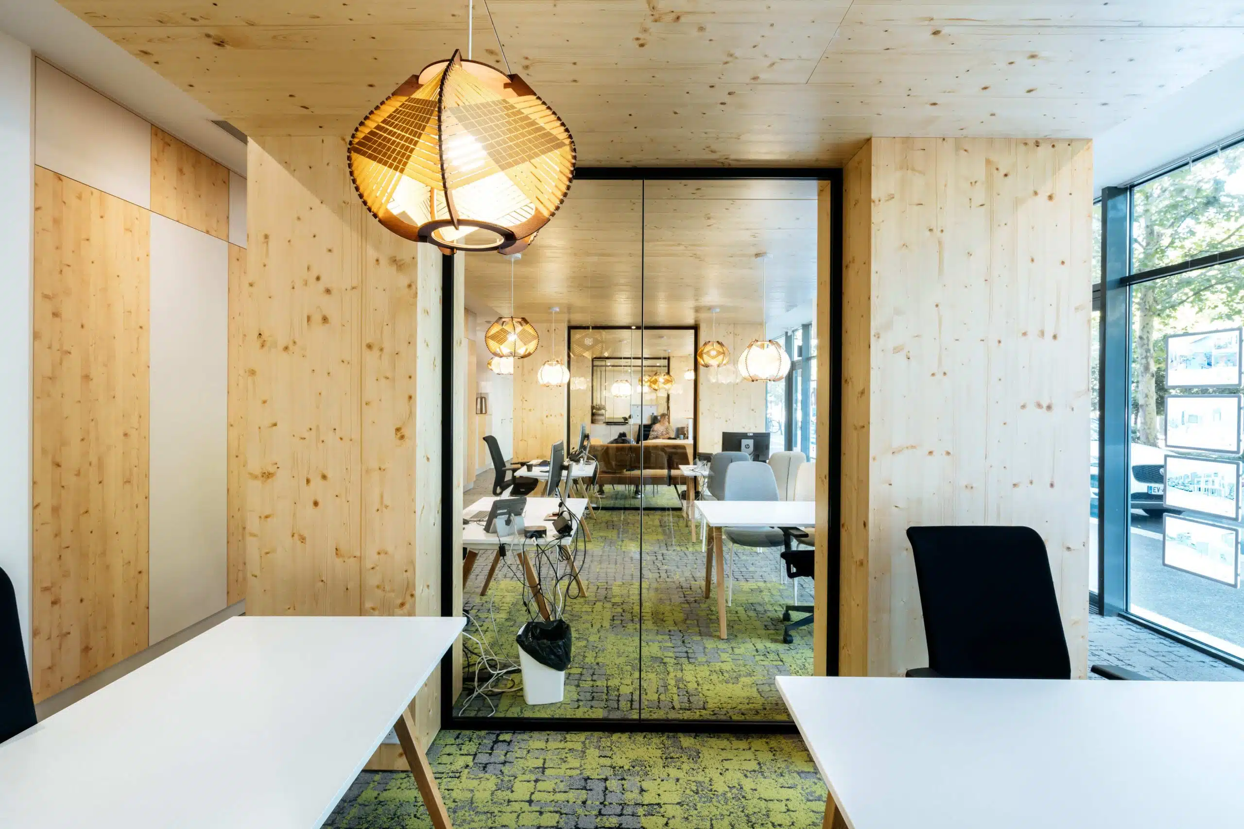 Espace de travail moderne en bois clair, agence Nexity Port Marianne à Montpellier