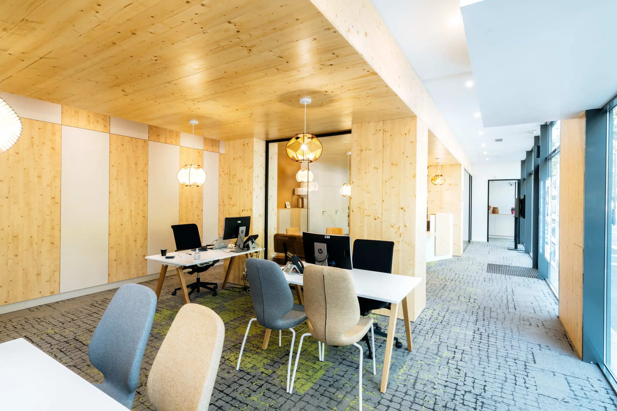 Open space lumineux avec mobilier design dans l’agence Nexity Port Marianne à Montpellier