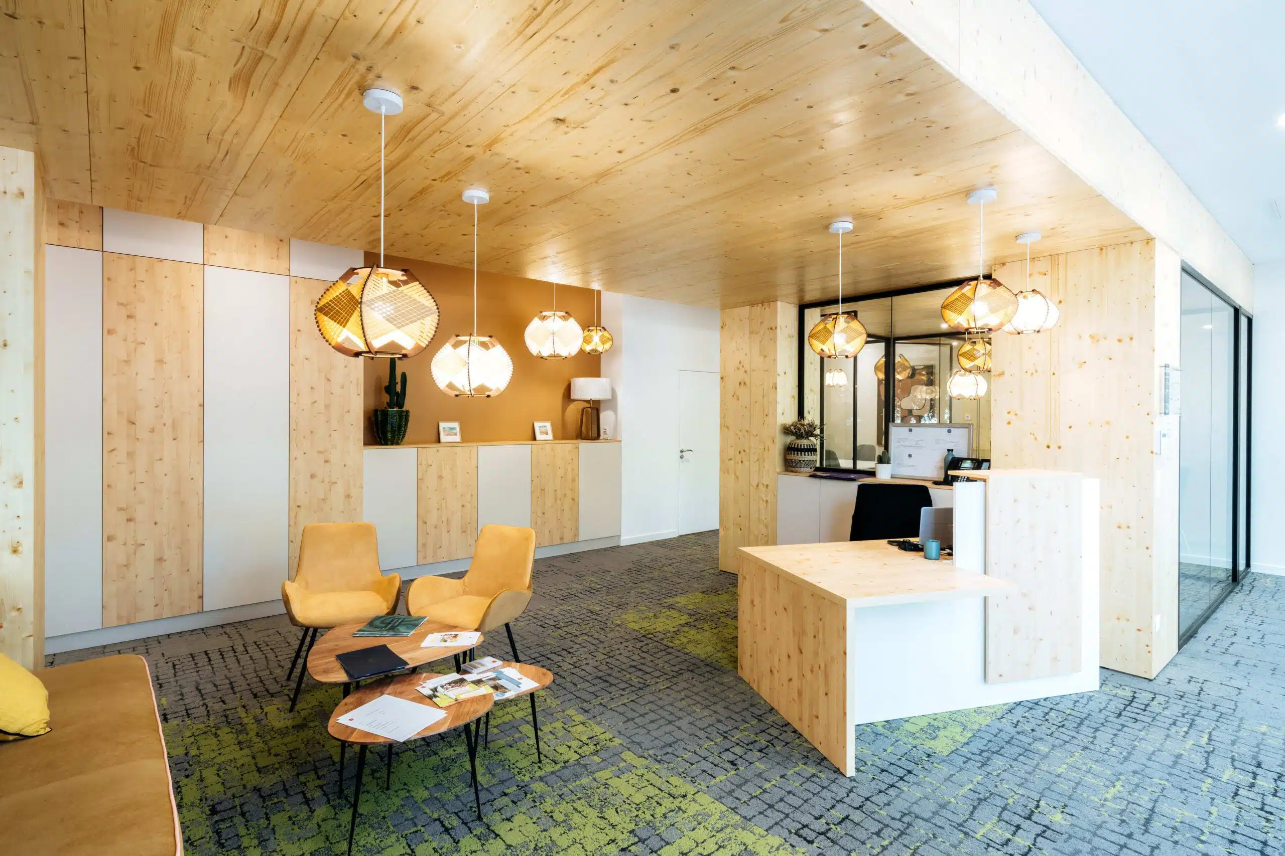 Accueil et réception en bois clair de l’agence Nexity Port Marianne à Montpellier