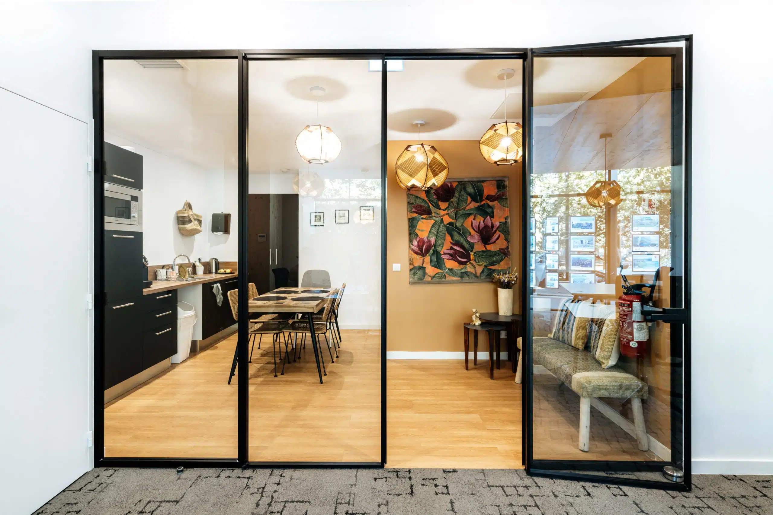 Salle de détente avec verrière dans l’agence Nexity Port Marianne à Montpellier, aménagement Jeremy Dugas