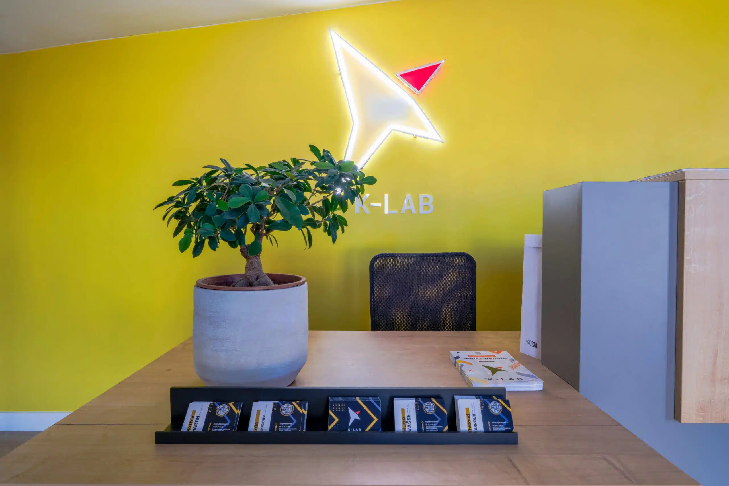 Accueil et réception kinésithérapie avec mur jaune design – Lavérune