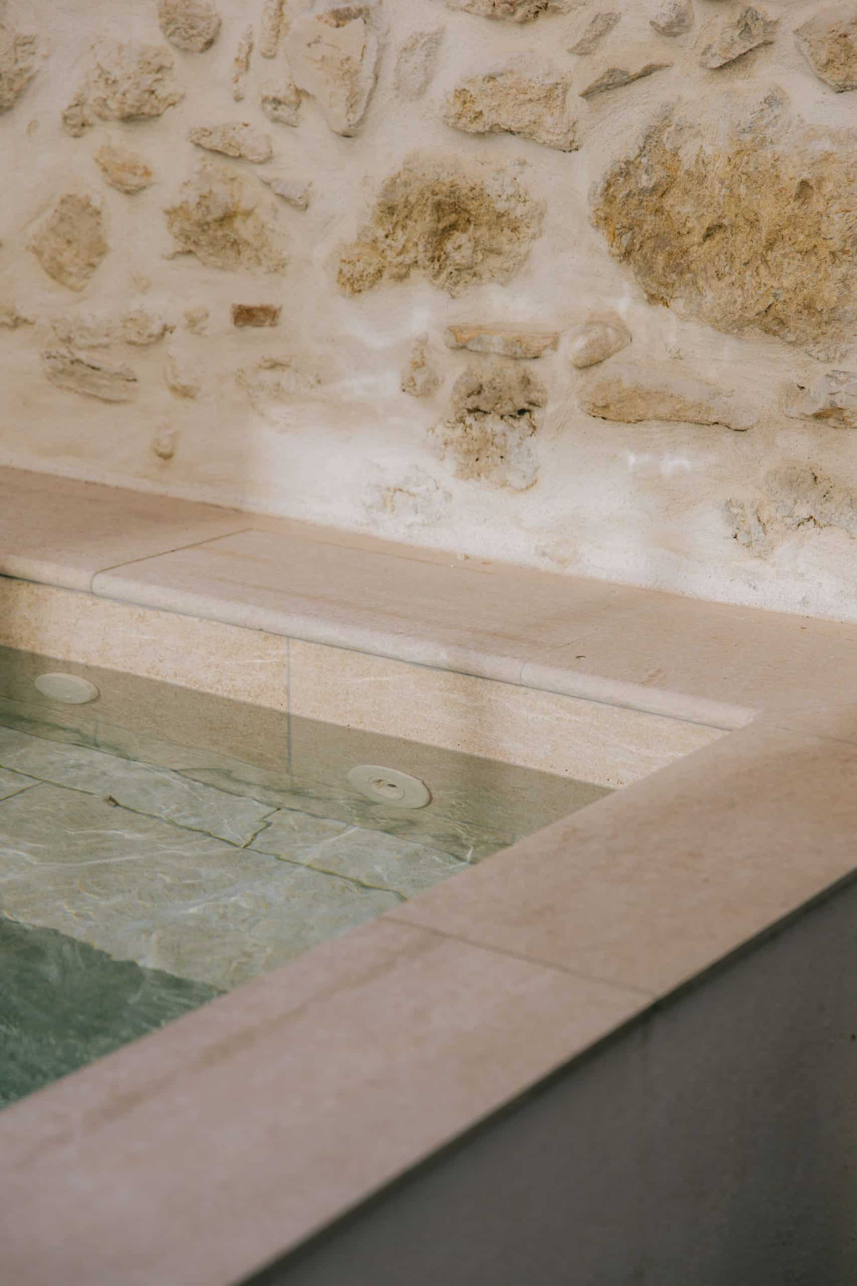 Détail pierre naturelle autour du bassin – Maison Montpellier