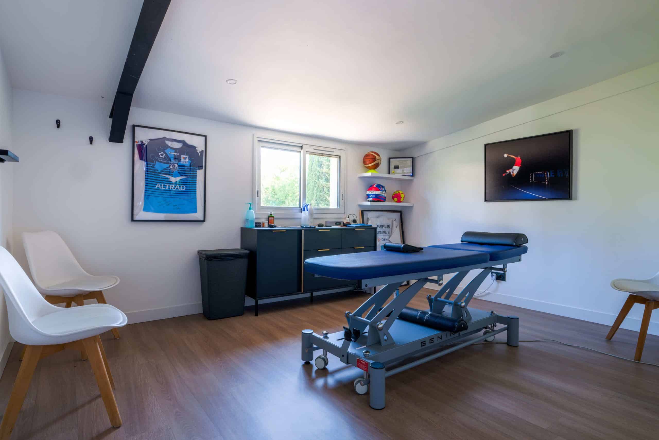 Cabinet kinésithérapie avec table de soin et décoration sportive – Lavérune