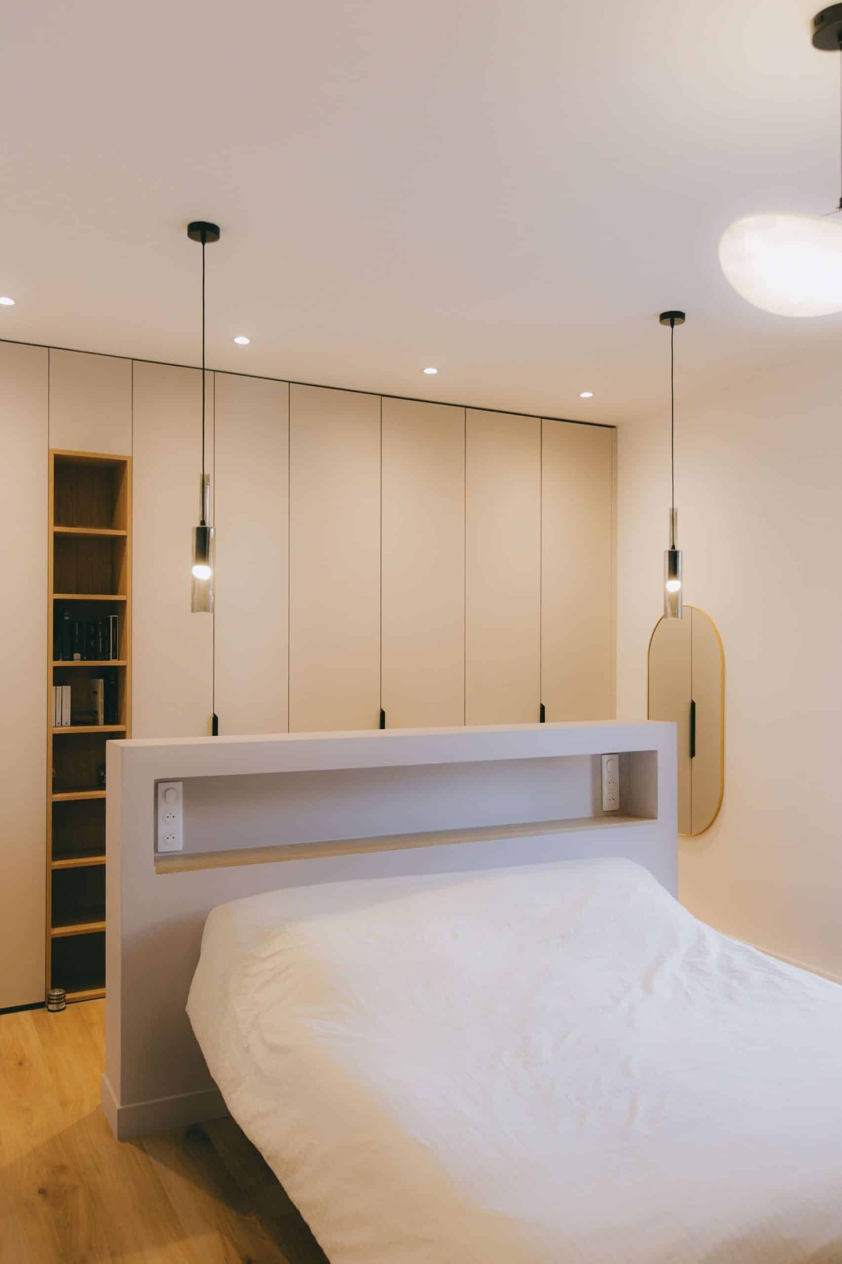 Chambre minimaliste avec tête de lit sur mesure et rangements intégrés – Montpellier