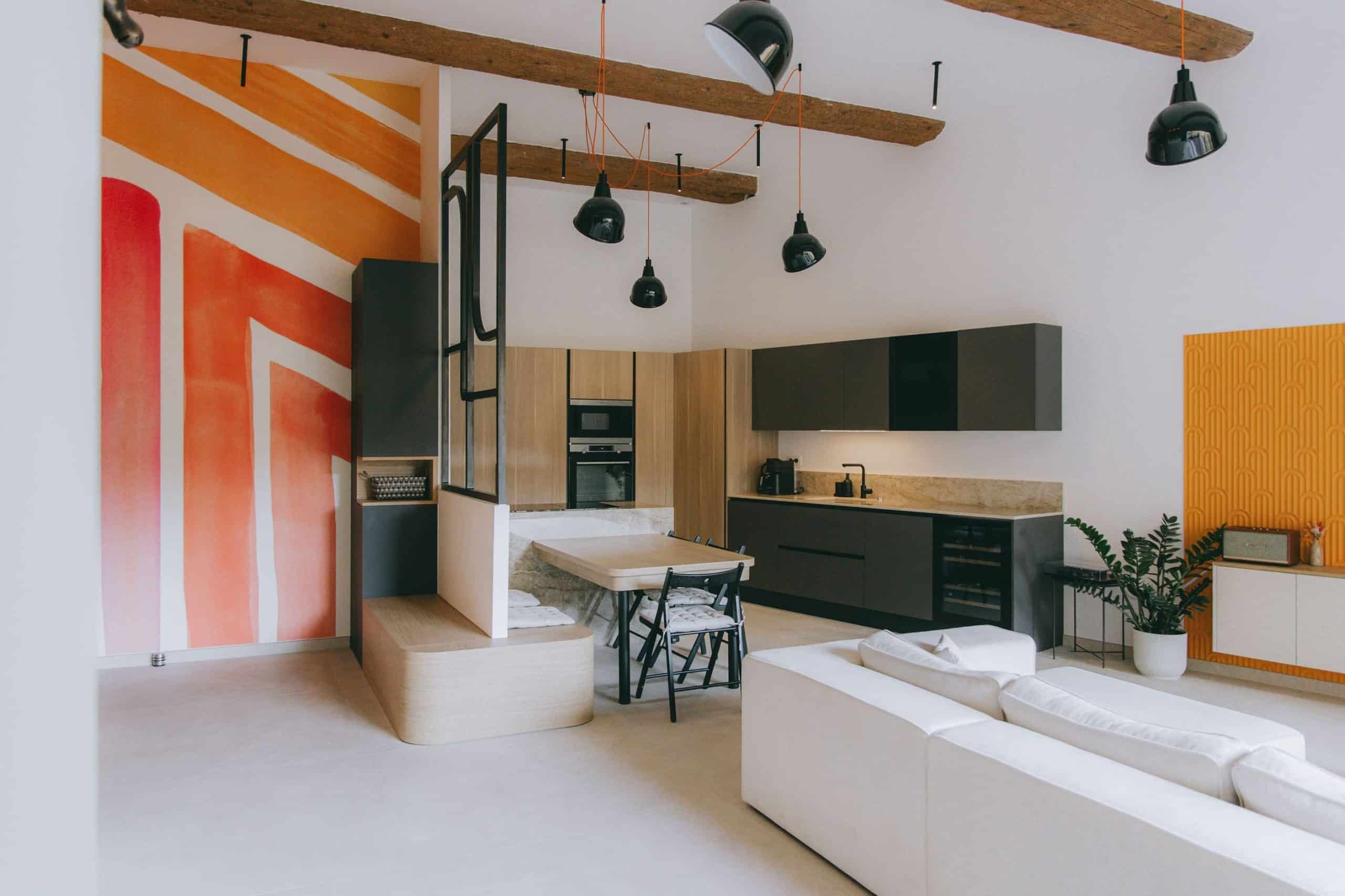 Cuisine ouverte design bois et noir avec fresque murale