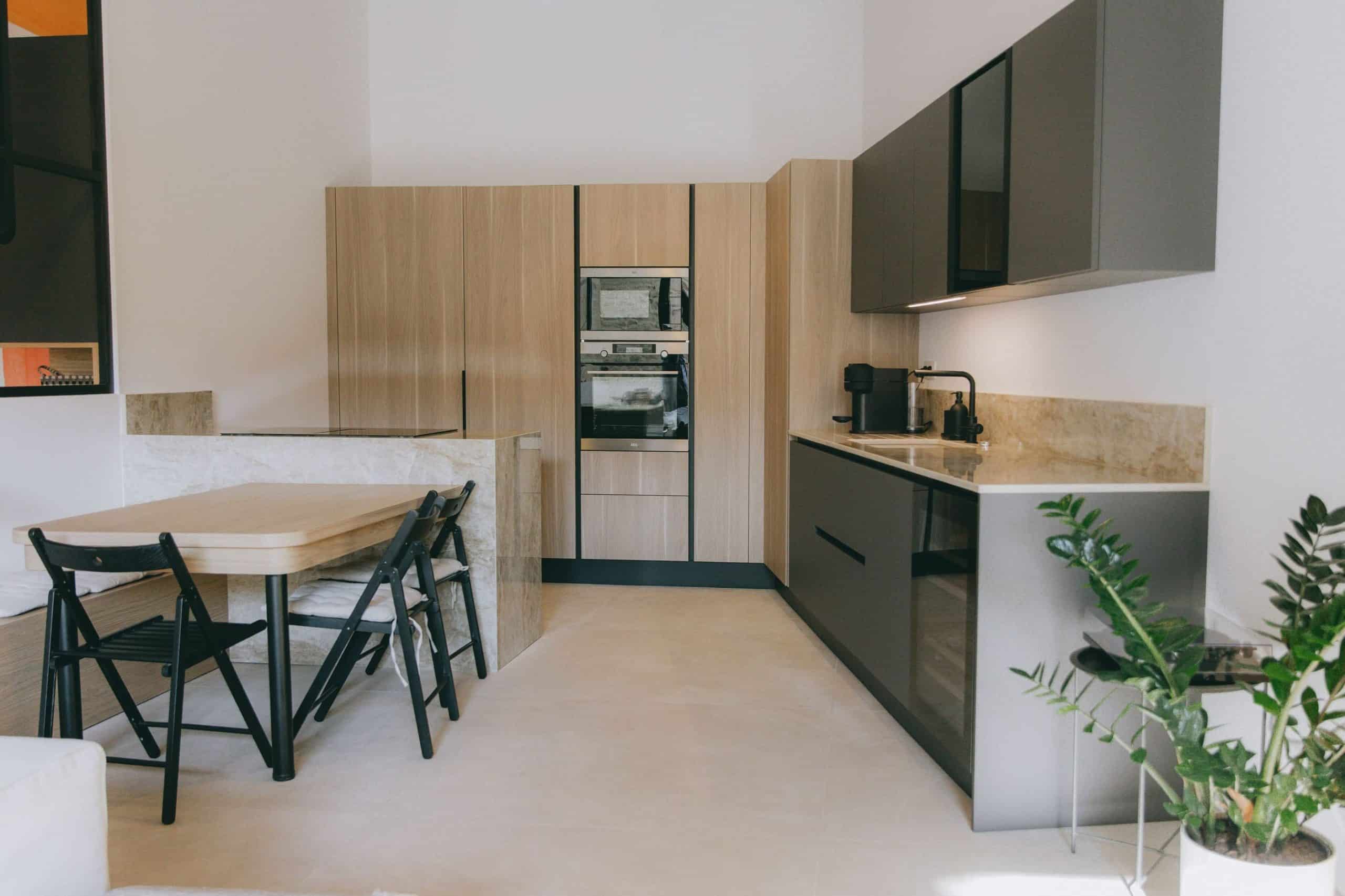 Cuisine design avec mobilier bois clair et plan de travail en pierre