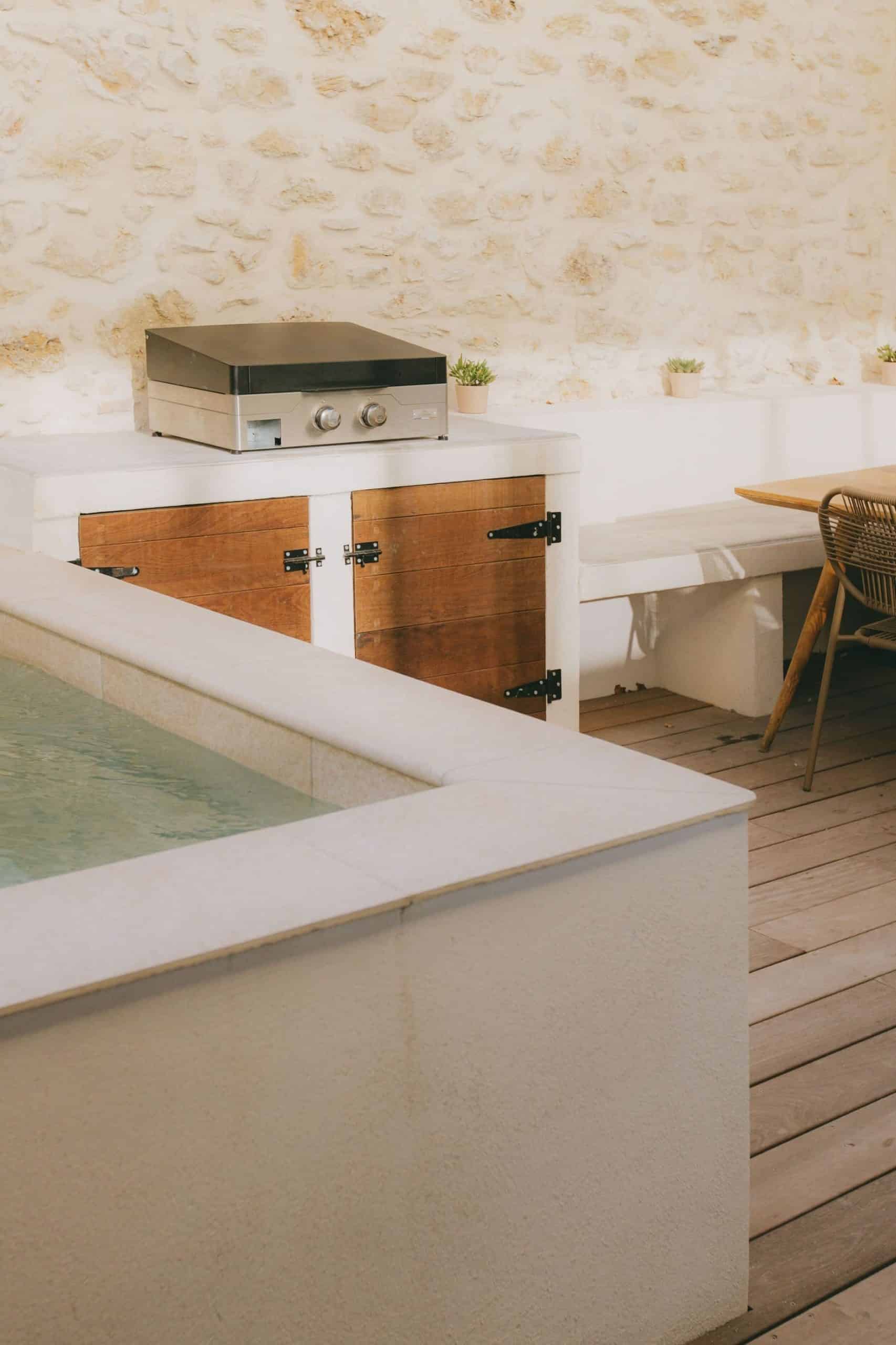 Coin barbecue et cuisine d’été mur en pierre – Maison Montpellier