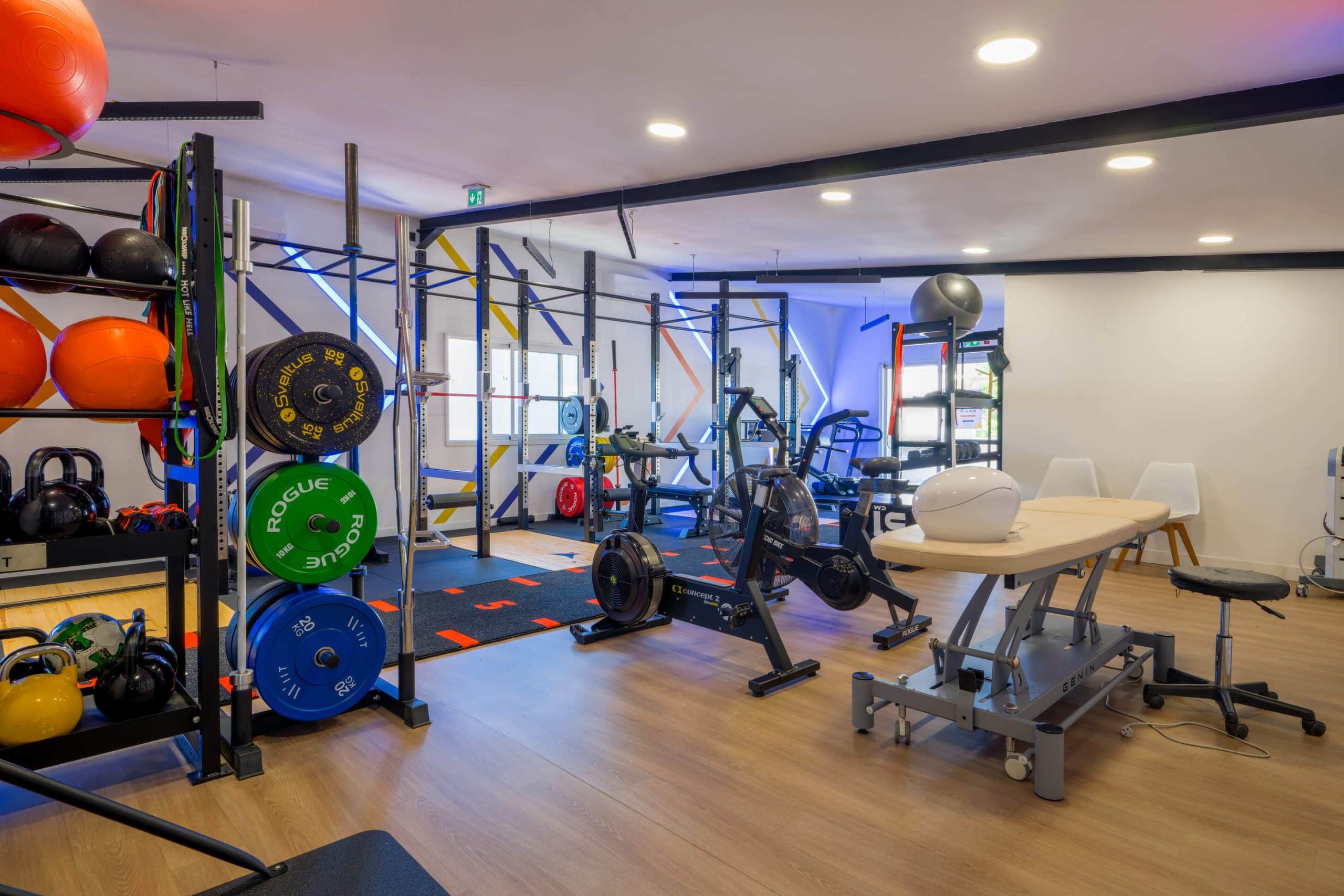 Salle d’entraînement kiné avec équipements sportifs et table de massage – Lavérune