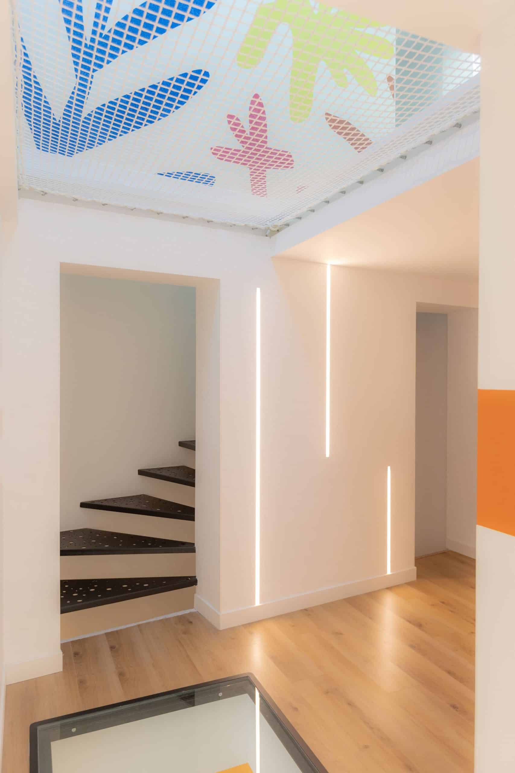 Escalier noir et plafond filet décoratif – Maison contemporaine Montpellier