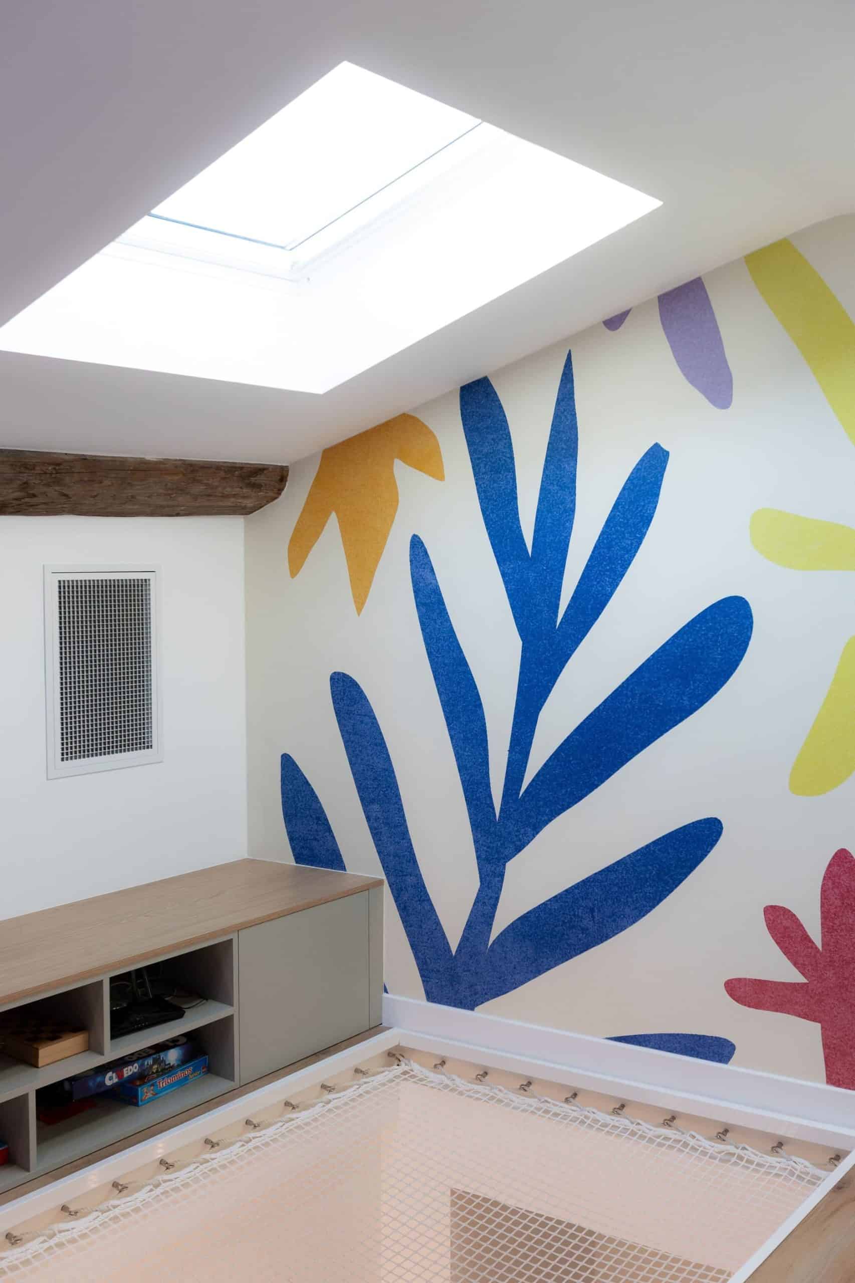 Espace détente coloré avec puits de lumière et fresque murale – Montpellier