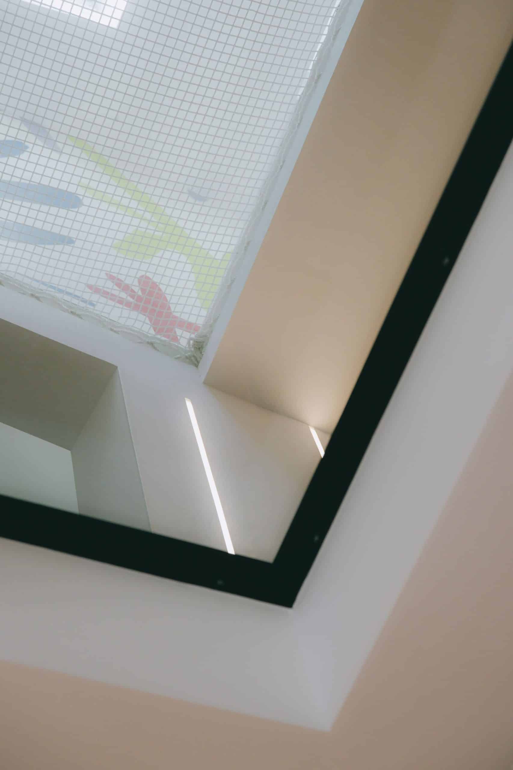 Plafond avec filet suspendu et jeux de lumière naturelle – Maison Montpellier