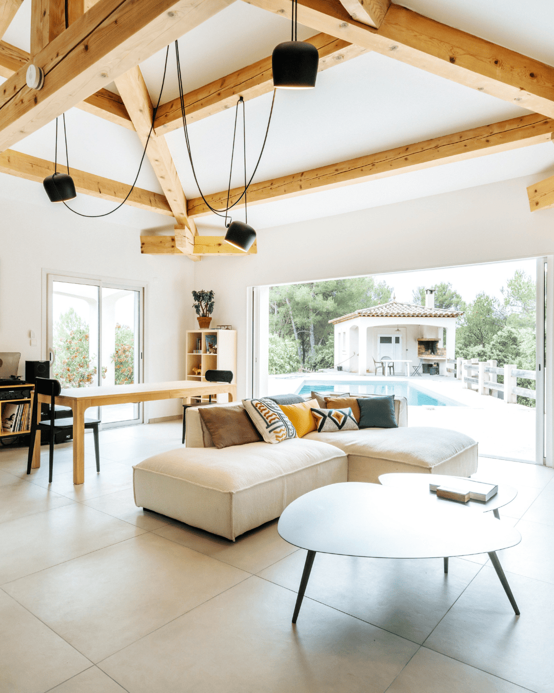 Salon lumineux ouvert sur l'exterieur