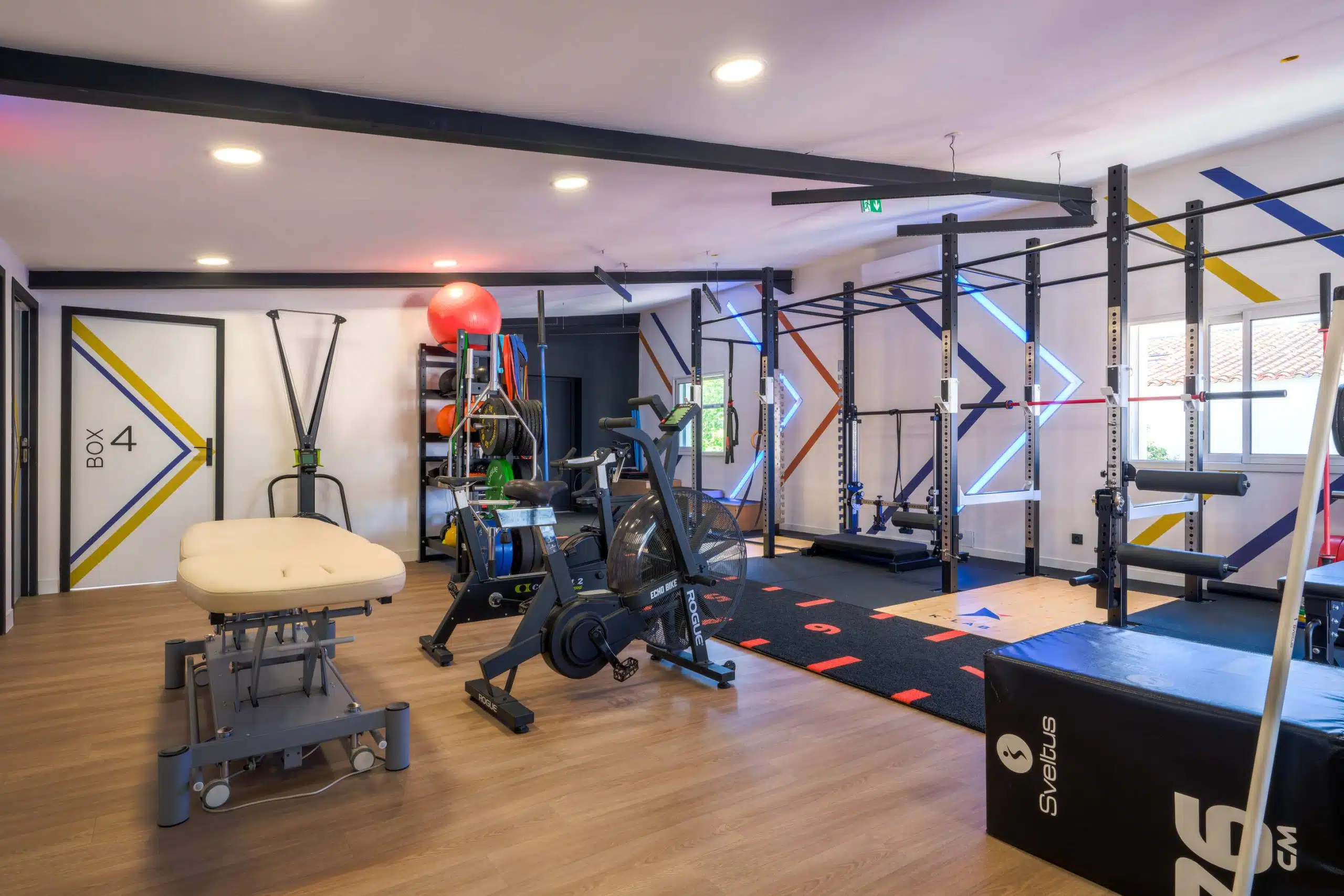 Salle kinésithérapie avec vélo et table de massage – Lavérune Montpellier