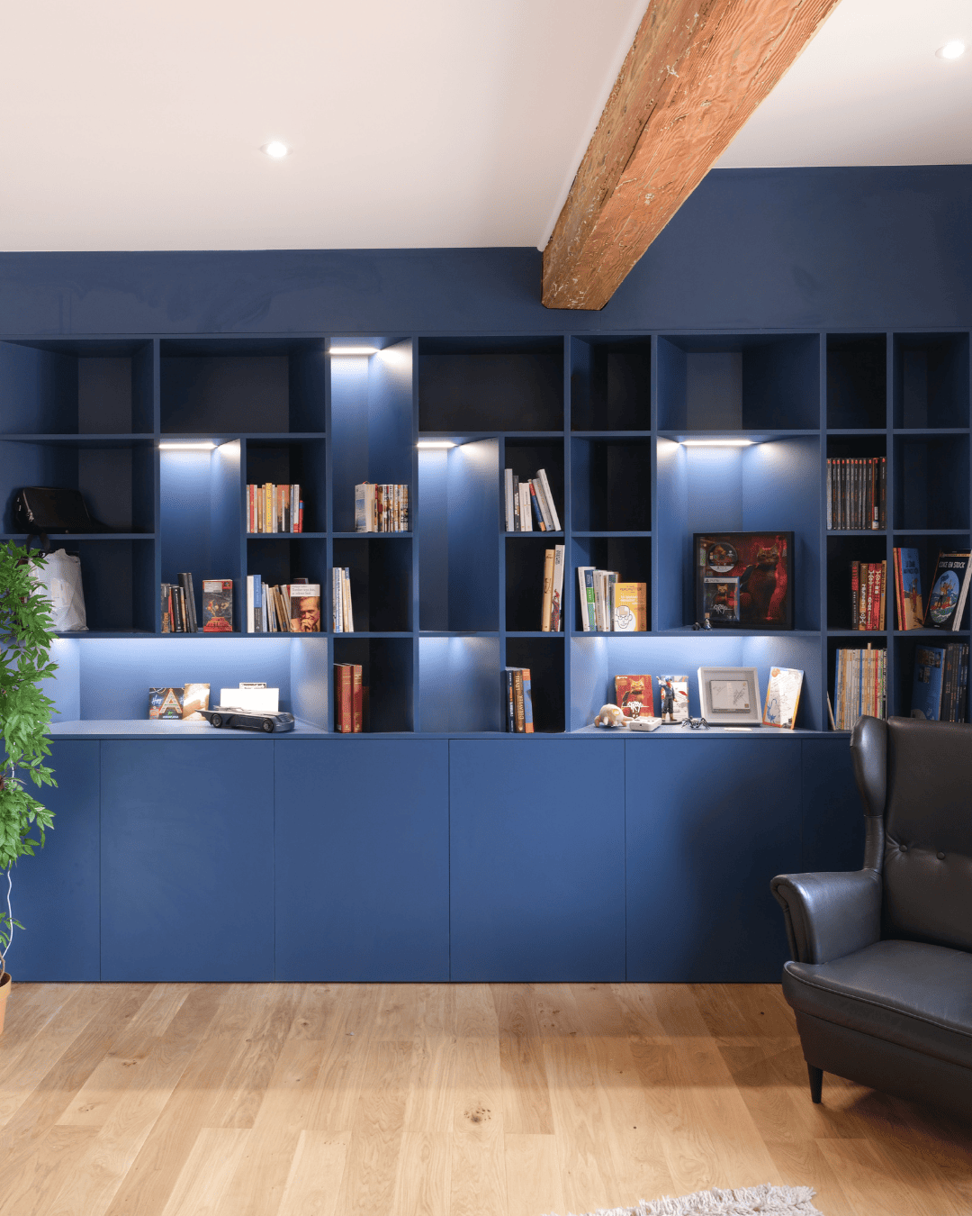 Aménagement sur mesure d'une médiathèque bleu