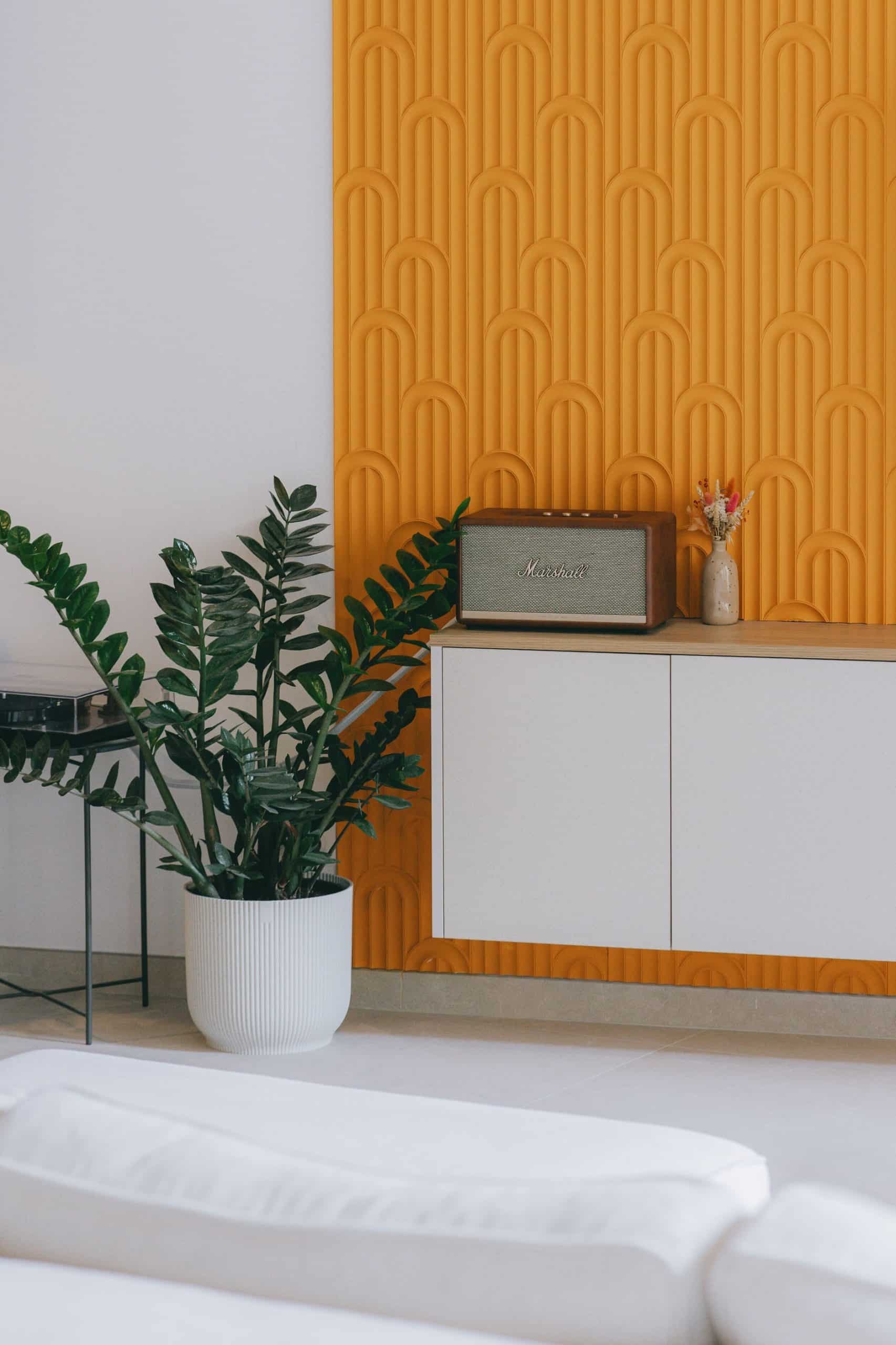 Détail mur orange texturé et mobilier design