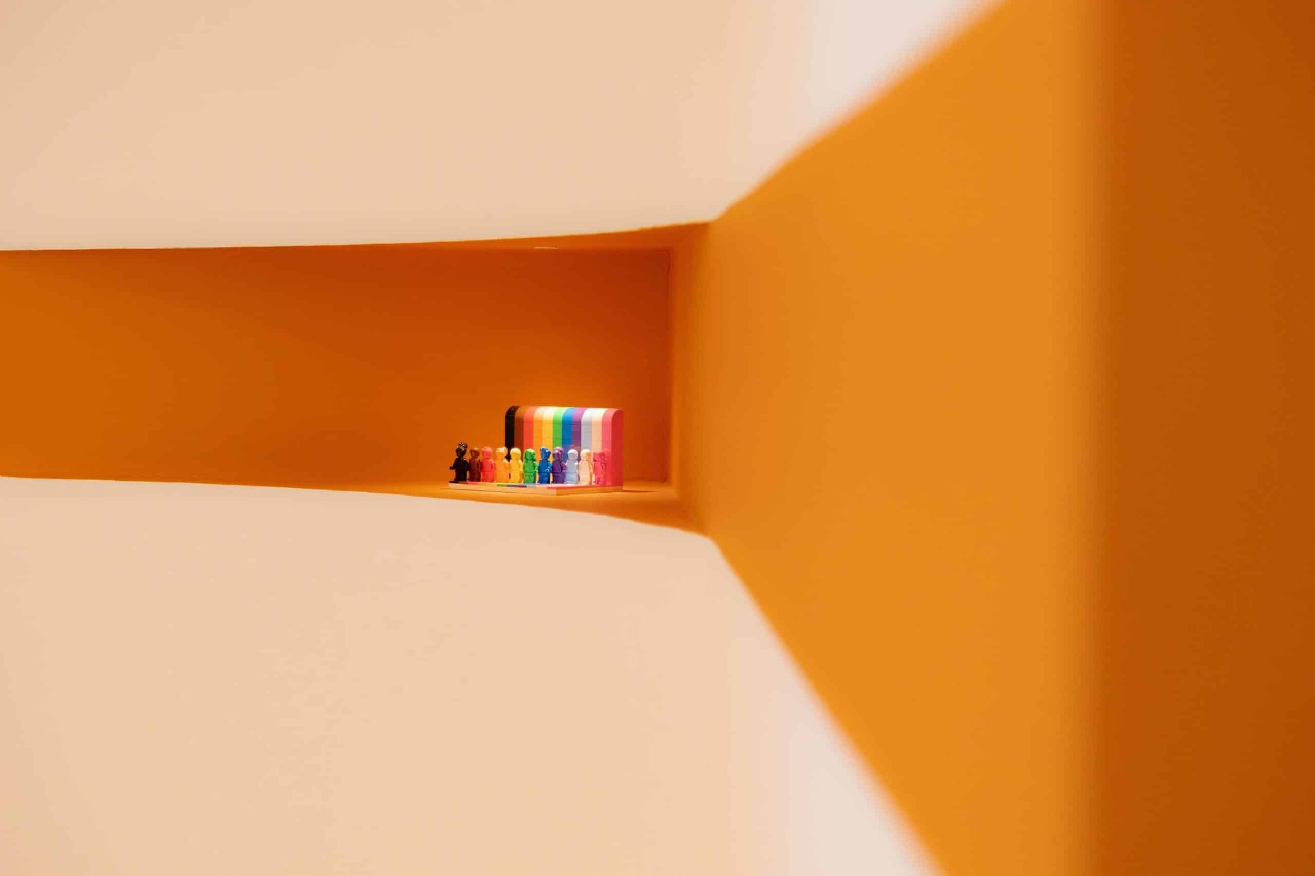 Détail architectural niche orange et figurines colorées – Montpellier