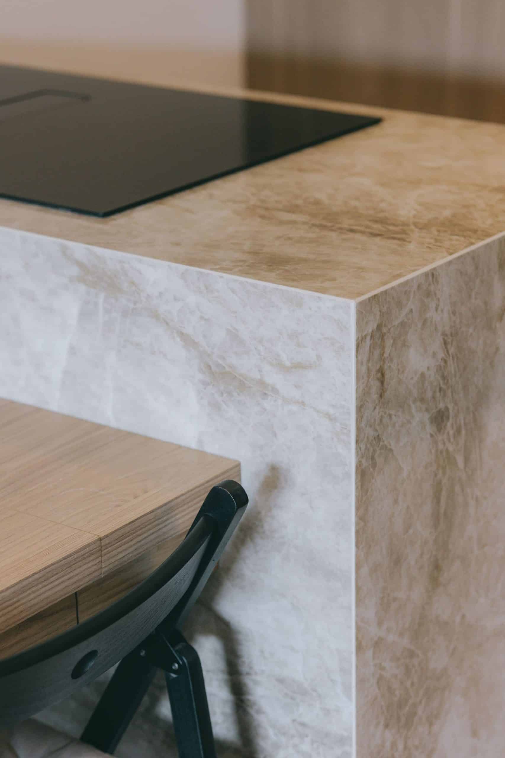 Détail plan de travail effet pierre naturelle