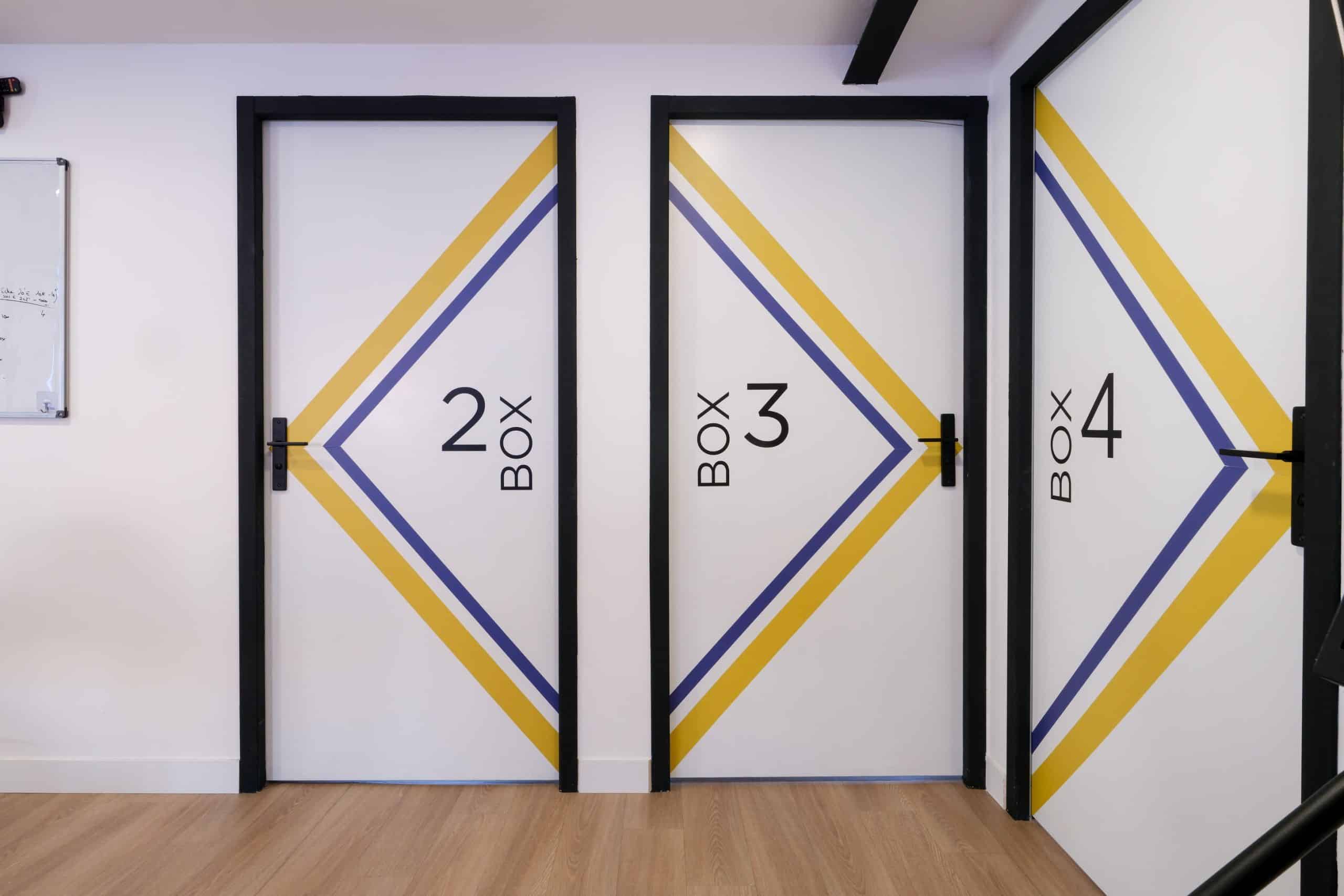 Portes design box kinésithérapie avec signalétique moderne – Lavérune