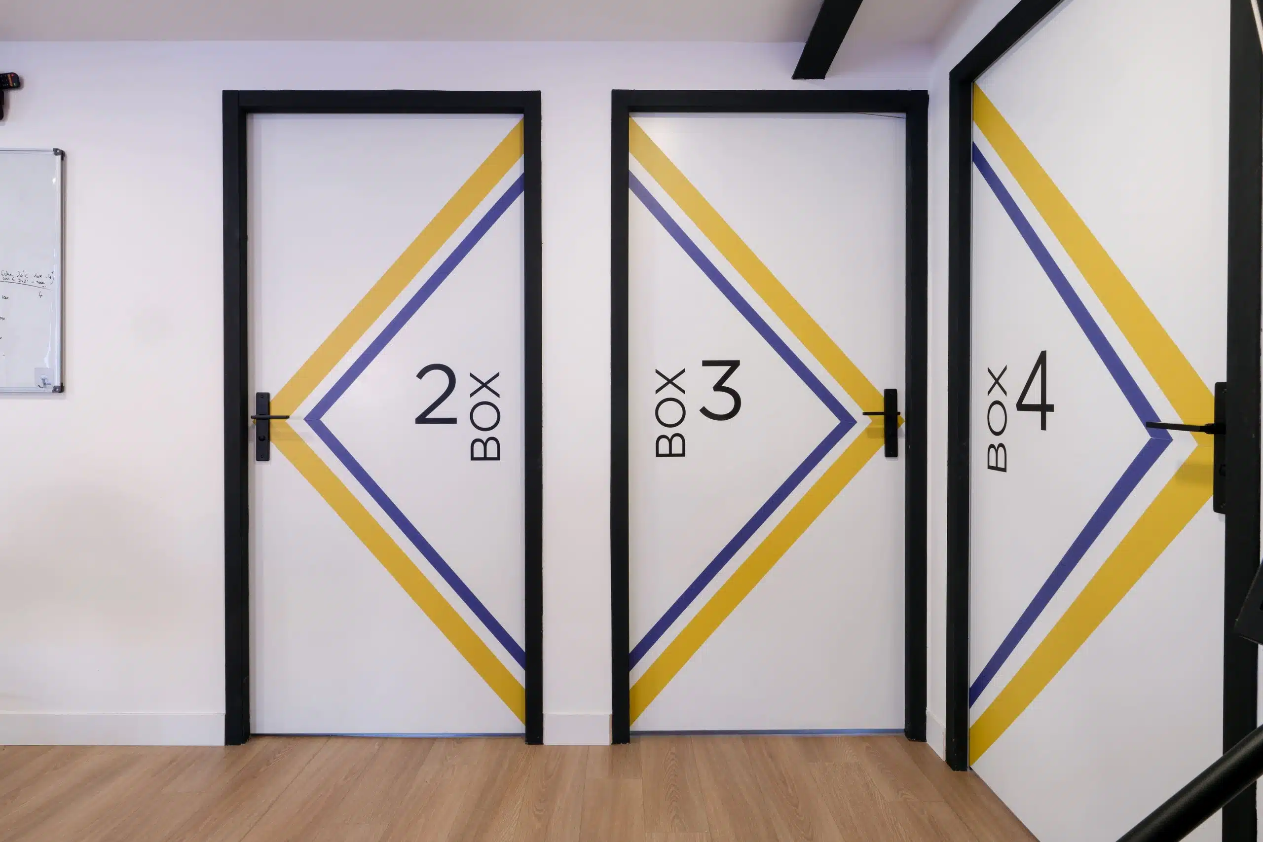 Portes design box kinésithérapie avec signalétique moderne – Lavérune