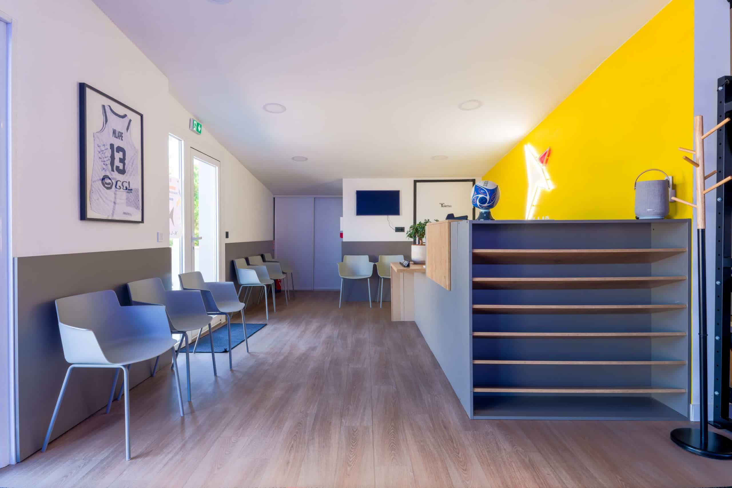 Salle d’attente design centre de kinésithérapie Lavérune – Projet Jérémy Dugas