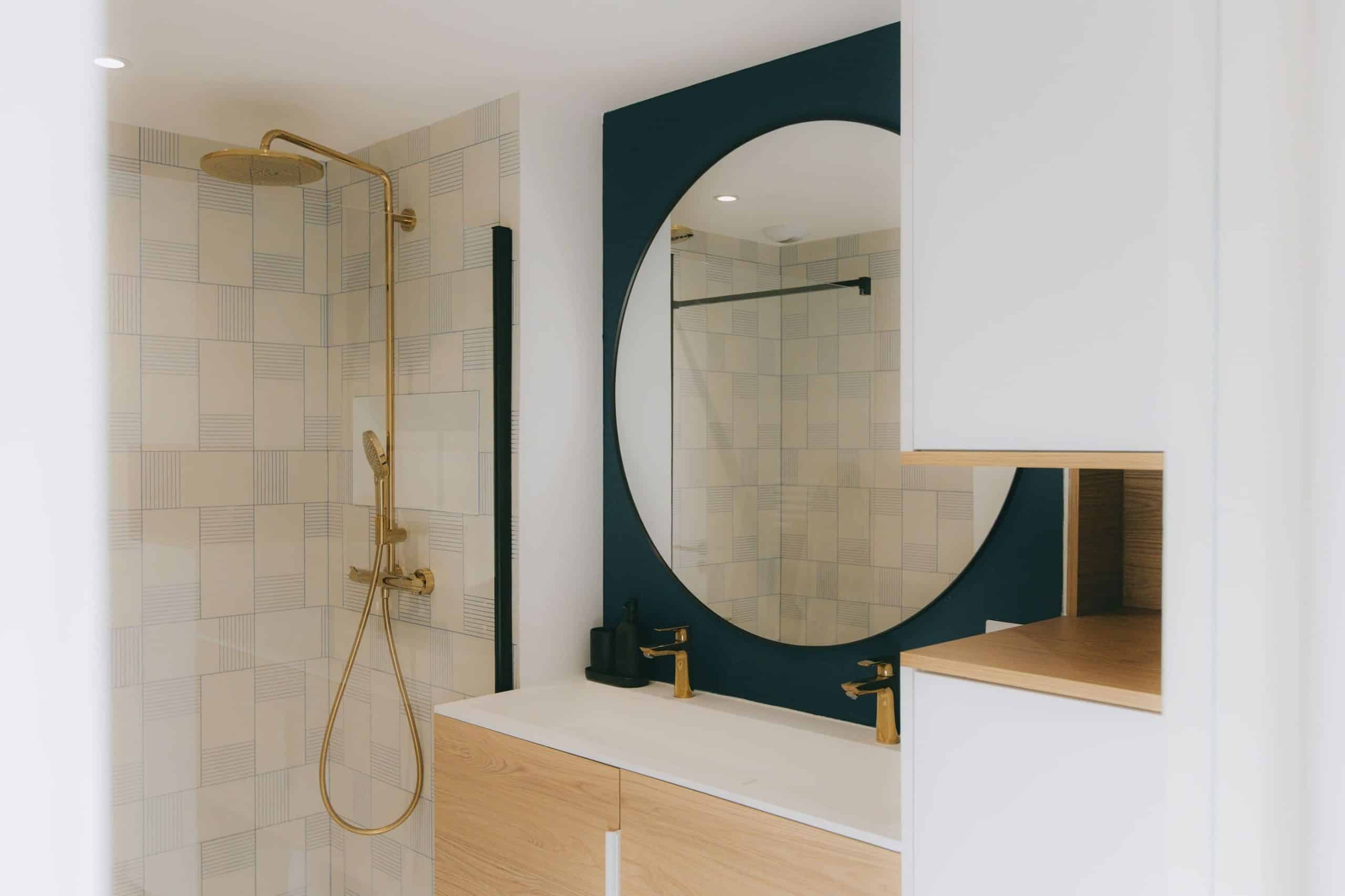 Salle de bain contemporaine avec carrelage graphique et miroir rond – Montpellier