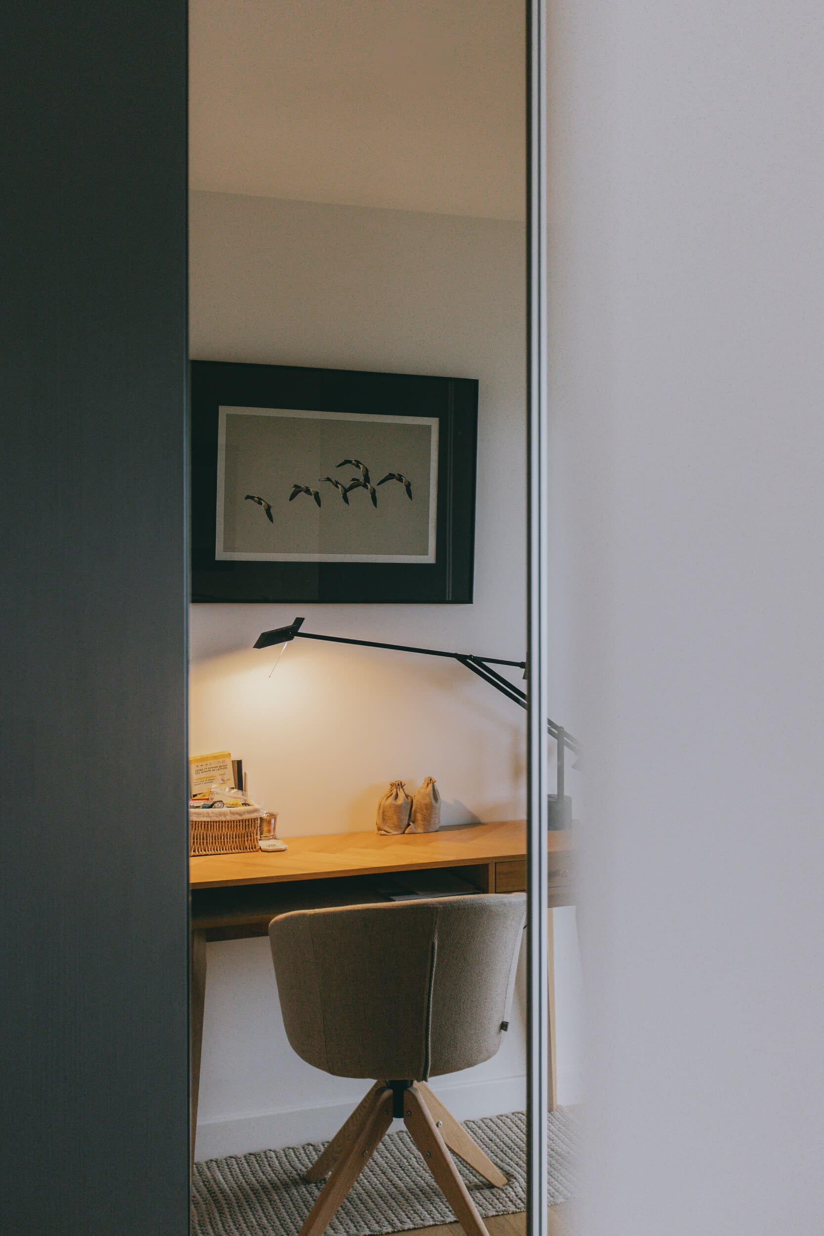 Vue sur le coin bureau avec lampe design et tableau graphique – La Grande-Motte