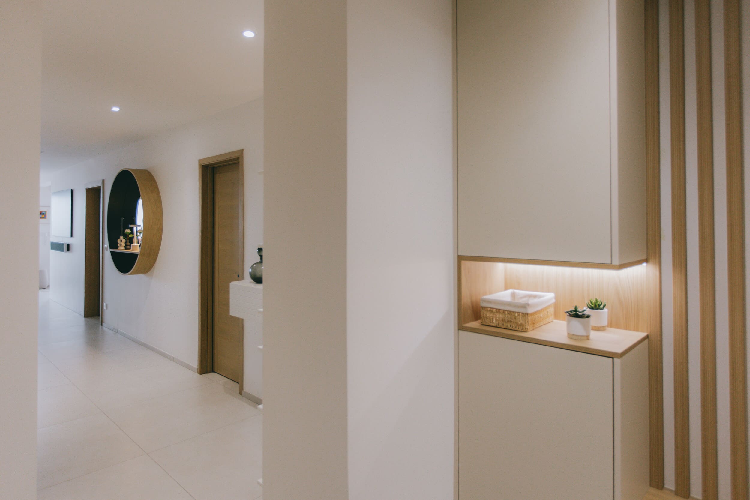 Entrée design avec rangements sur mesure en bois clair – Appartement La Grande-Motte