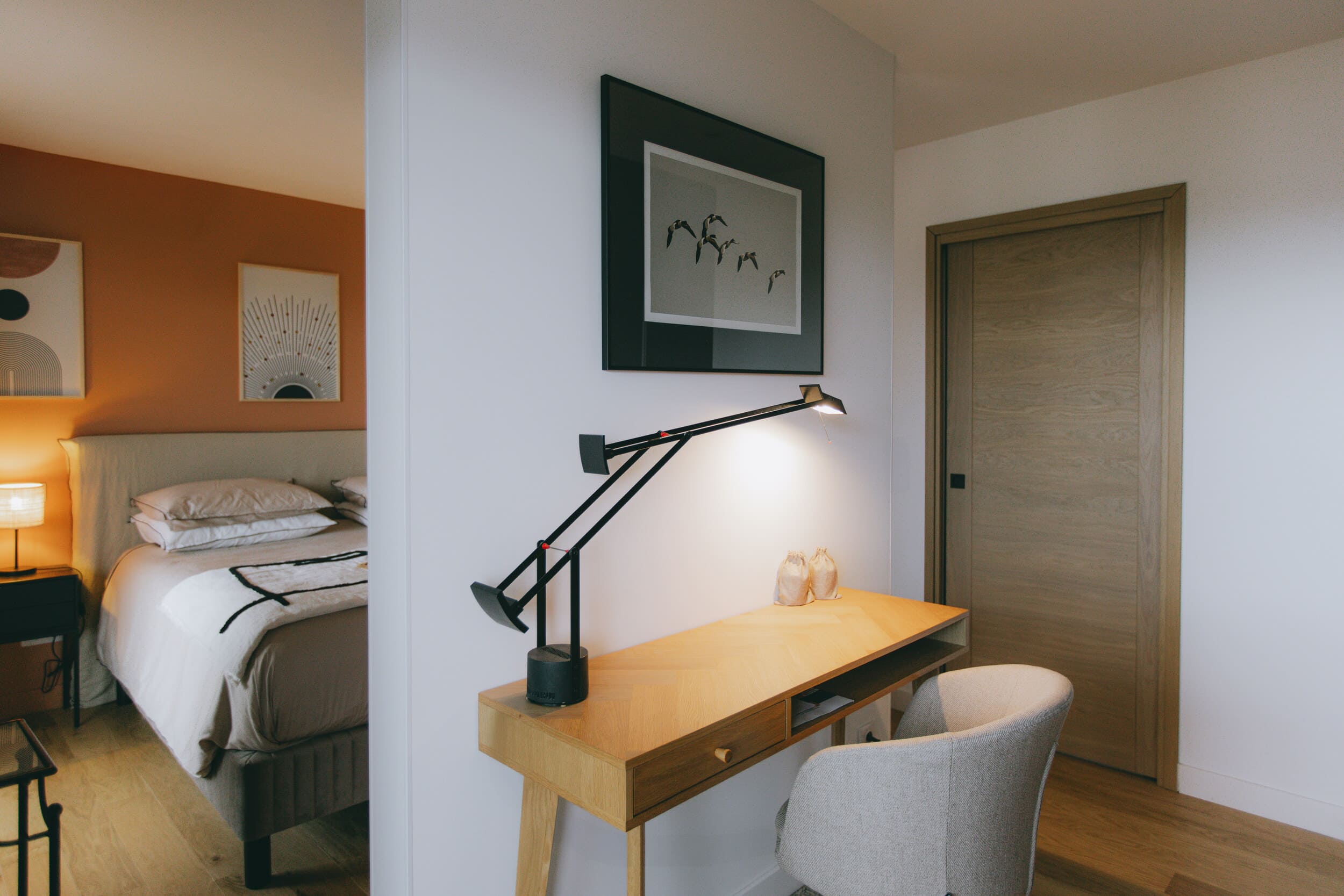 Espace bureau en bois clair attenant à la chambre – Appartement La Grande-Motte