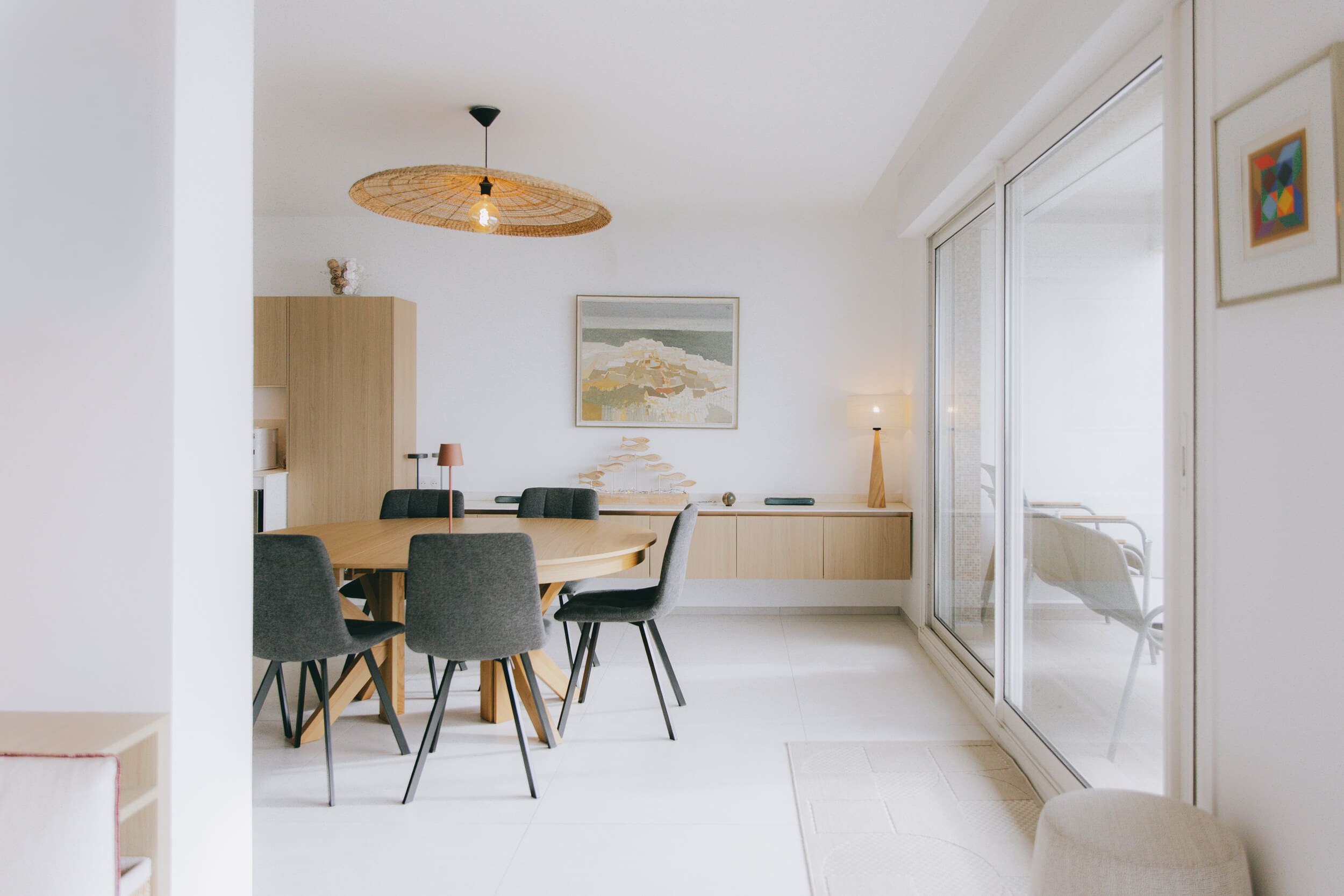 Espace repas lumineux avec grandes baies vitrées – Appartement La Grande-Motte