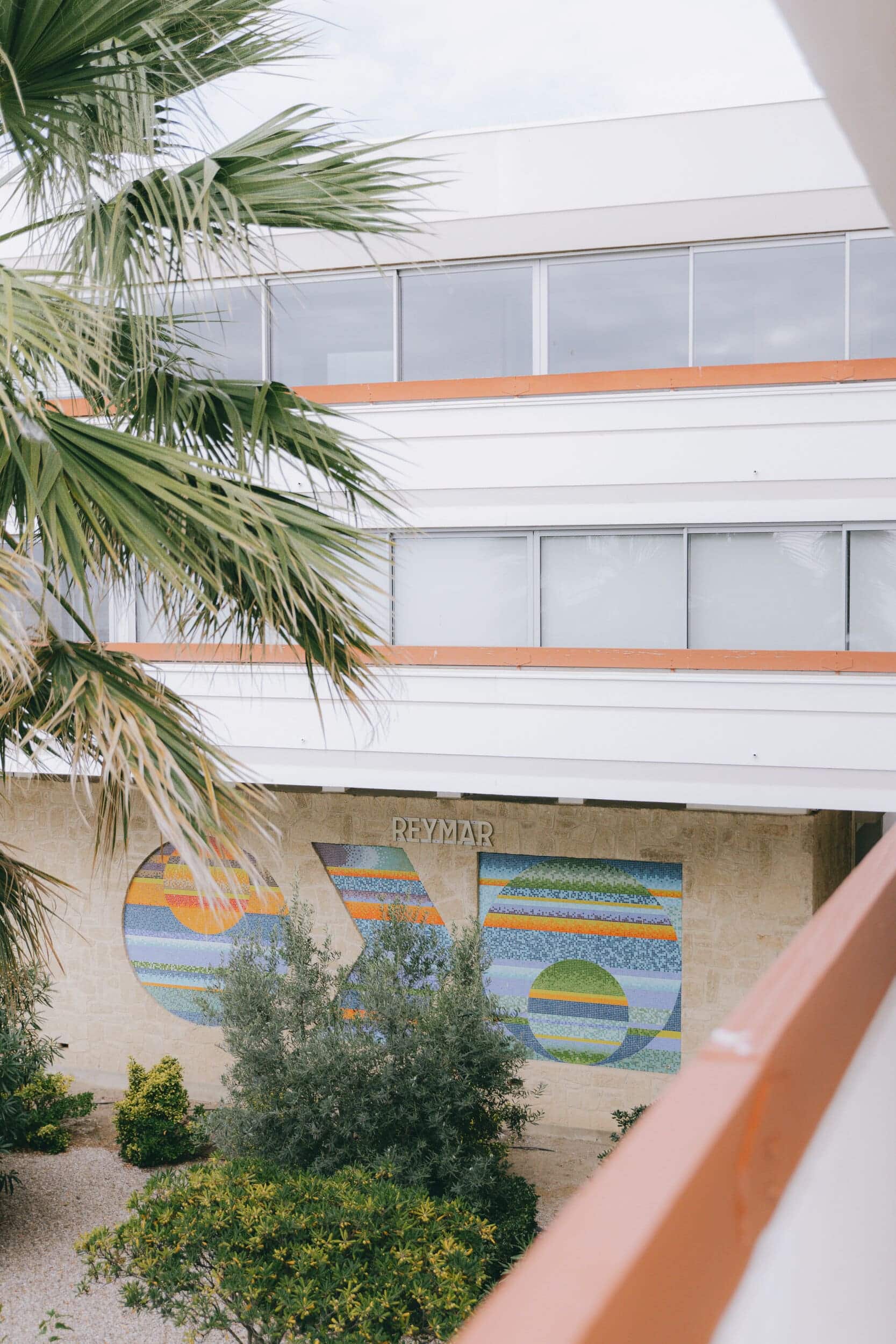 Façade de la résidence Reymar avec mosaïque colorée – La Grande-Motte