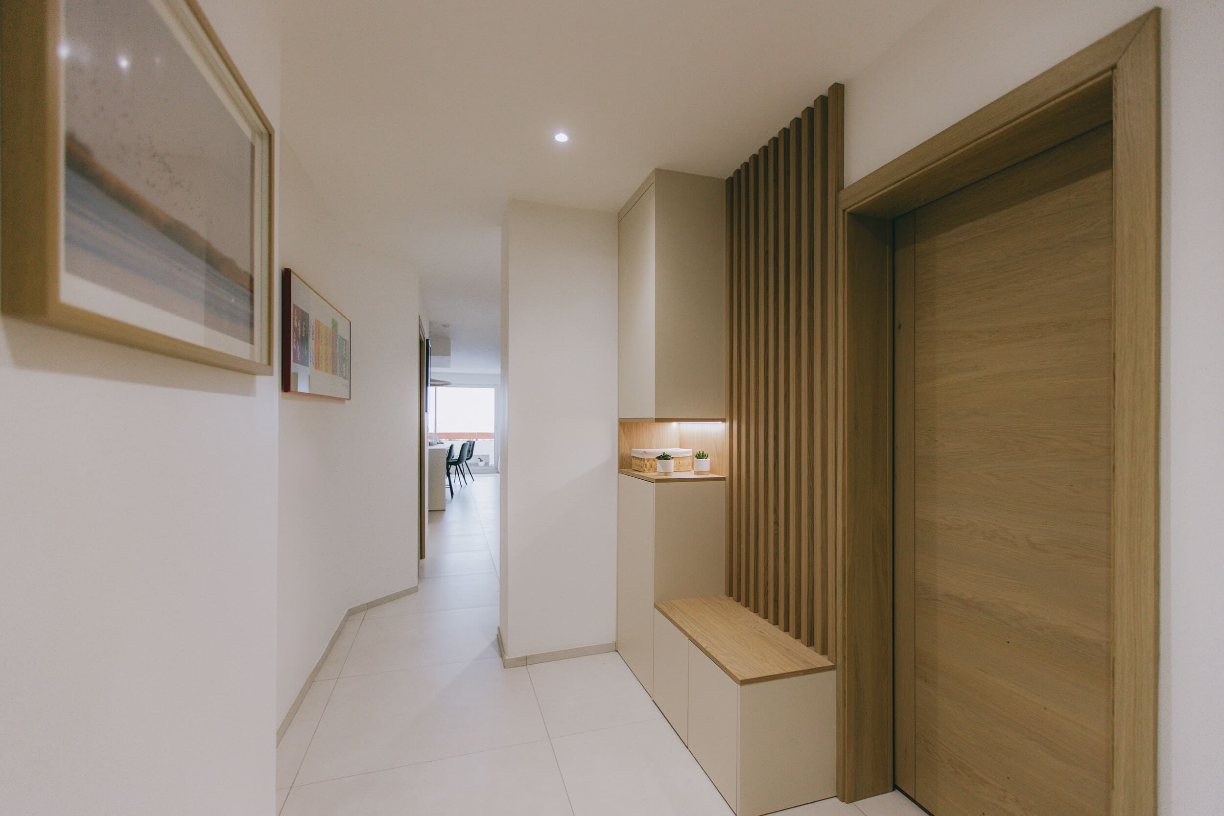 Mur décoratif avec motifs organiques orange et télévision murale – Chambre La Grande-Motte