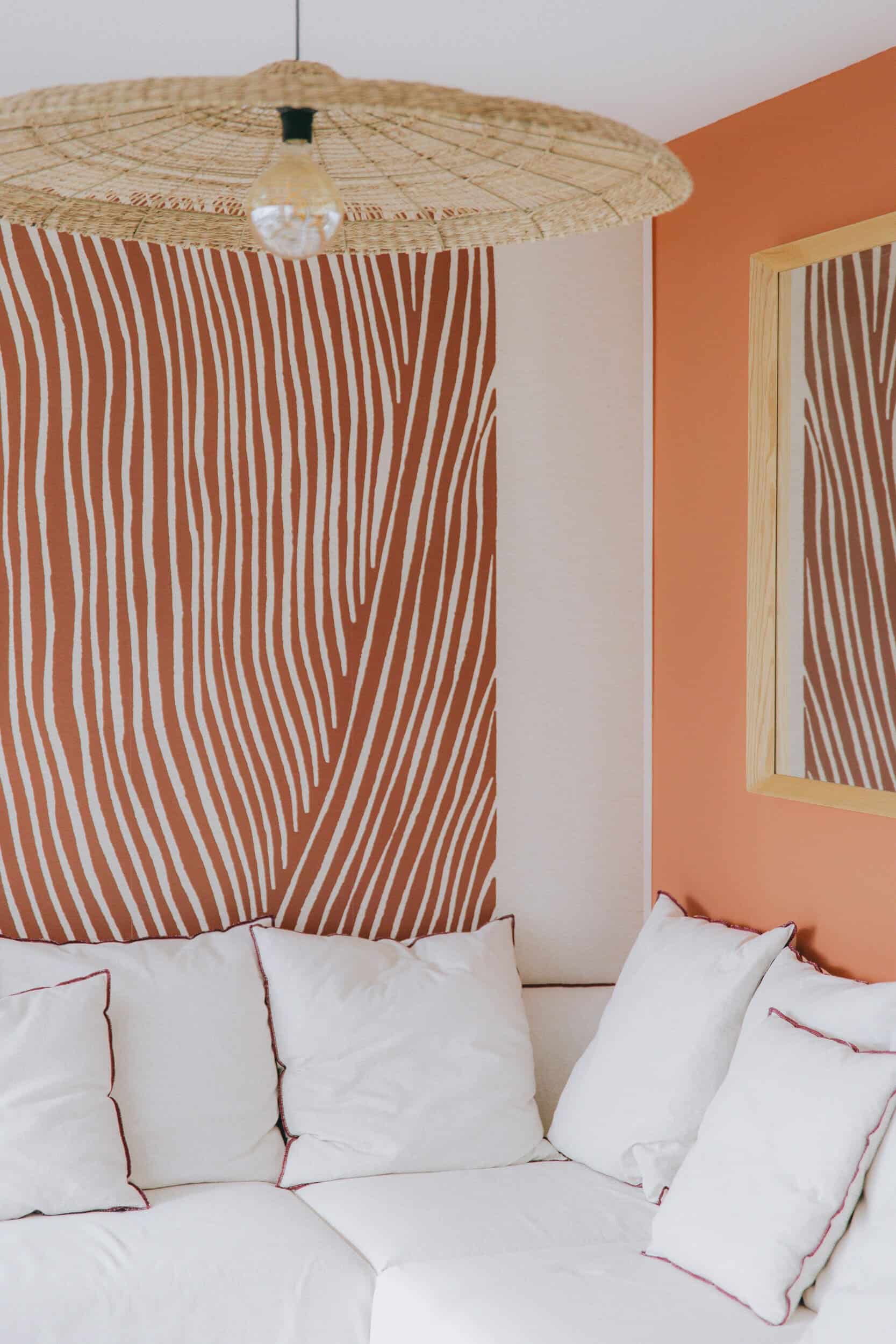 Détail du mur terracotta et suspension en rotin – Salon La Grande-Motte