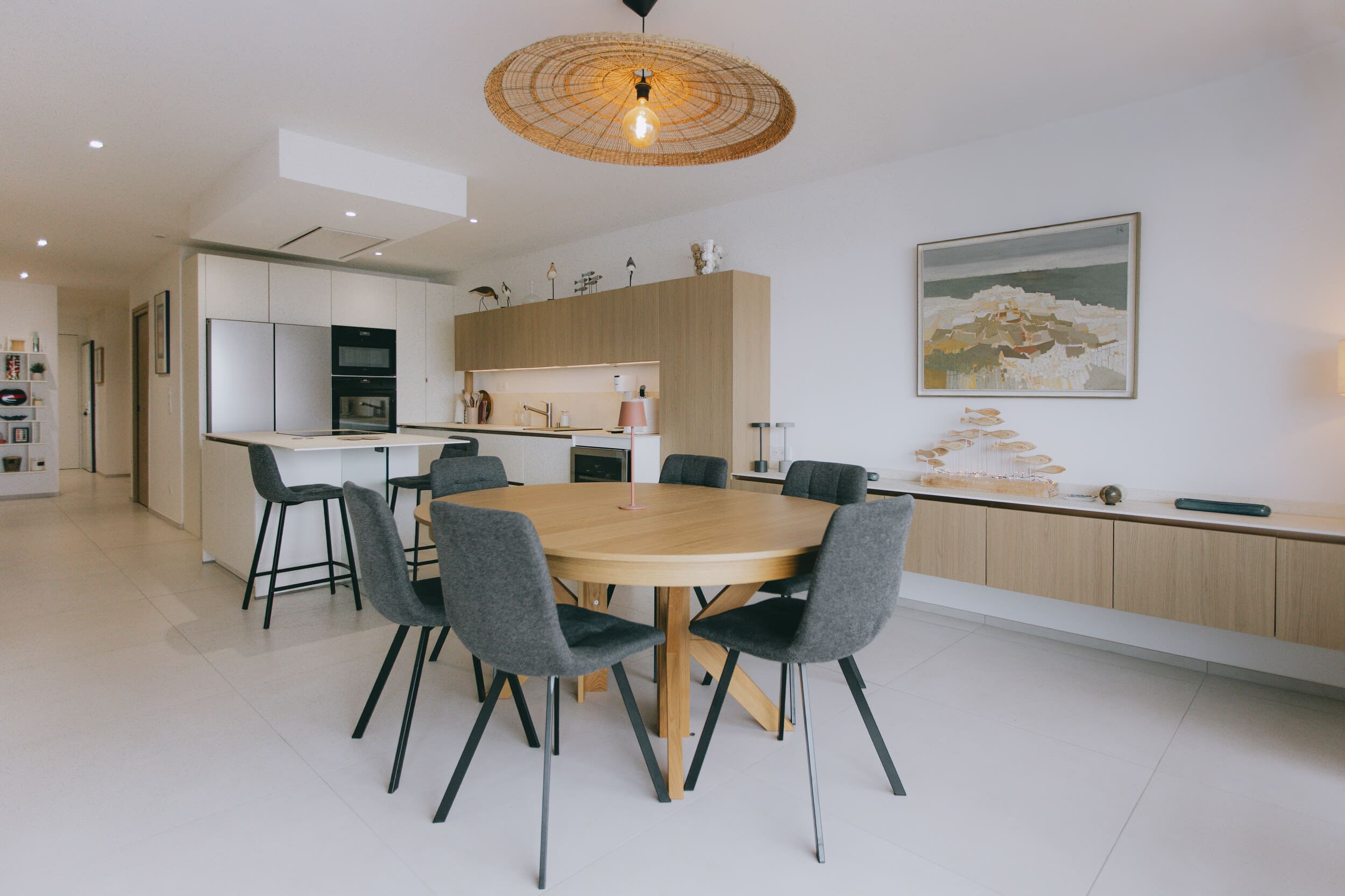 Salle à manger ouverte sur la cuisine avec mobilier design – Appartement La Grande-Motte