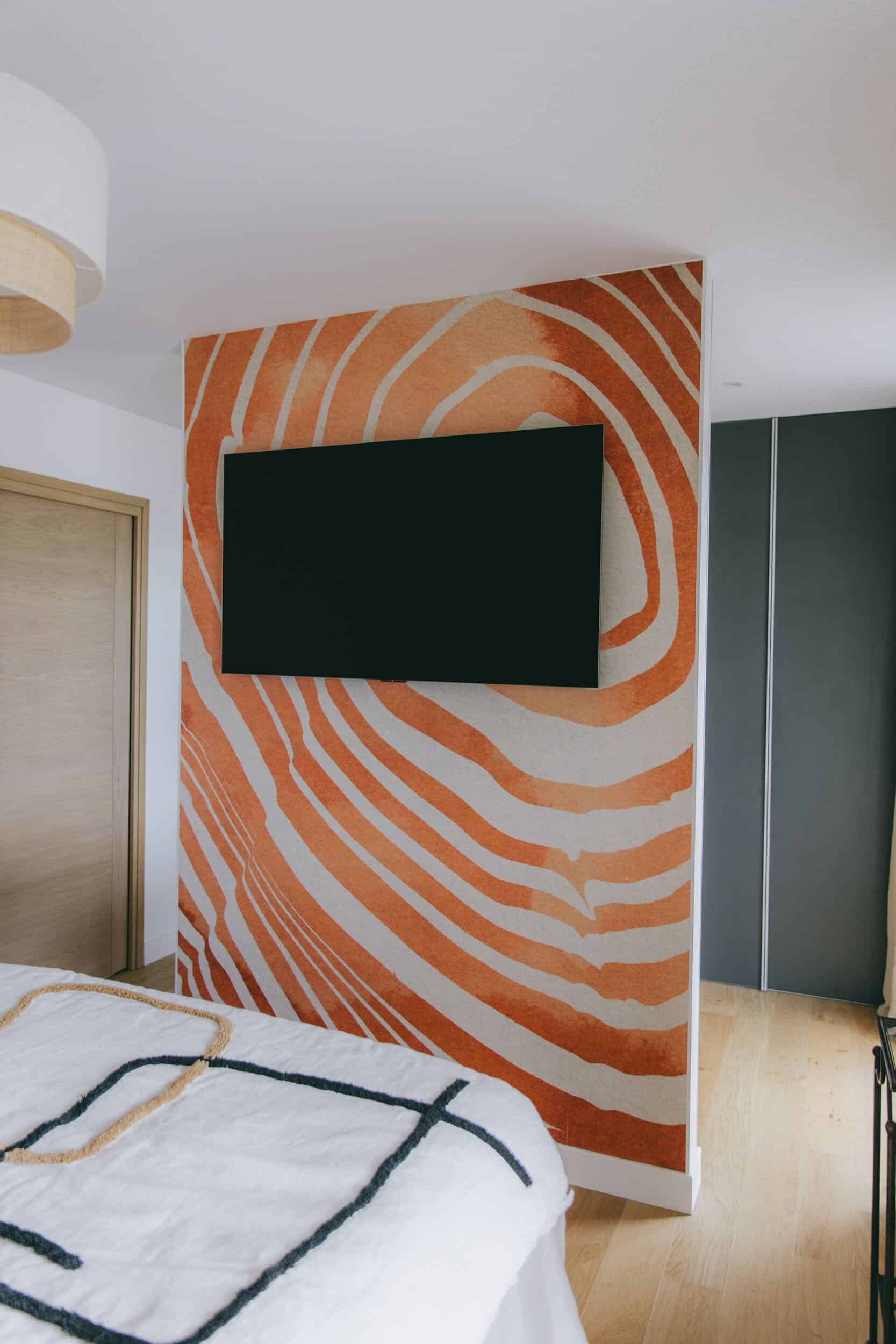 Salon et cuisine ouverts avec fresque orange graphique – Appartement La Grande-Motte