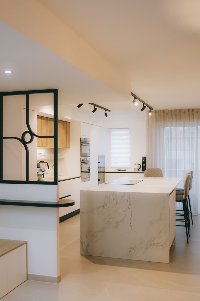 Cuisine contemporaine avec îlot en marbre et verrière sur mesure – Rénovation d’appartement à Montpellier