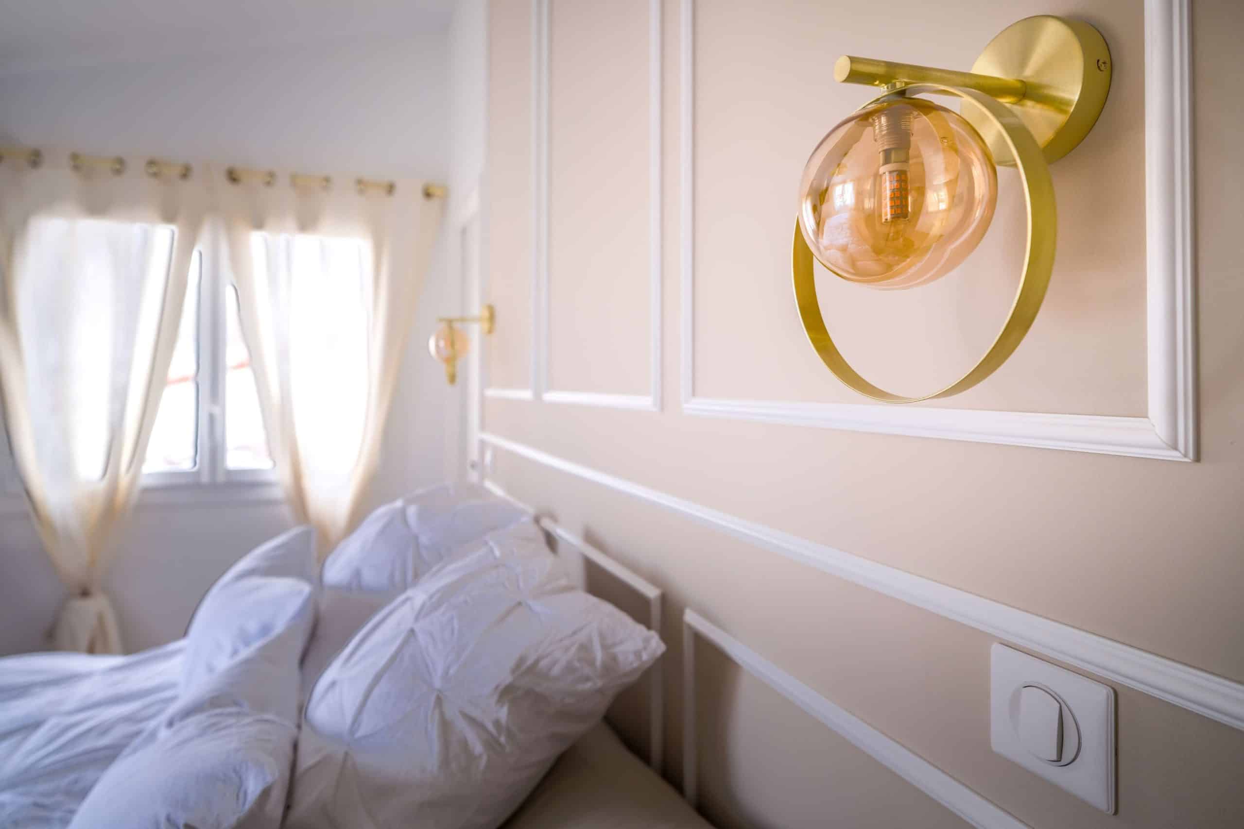 Applique murale dorée design dans chambre moderne