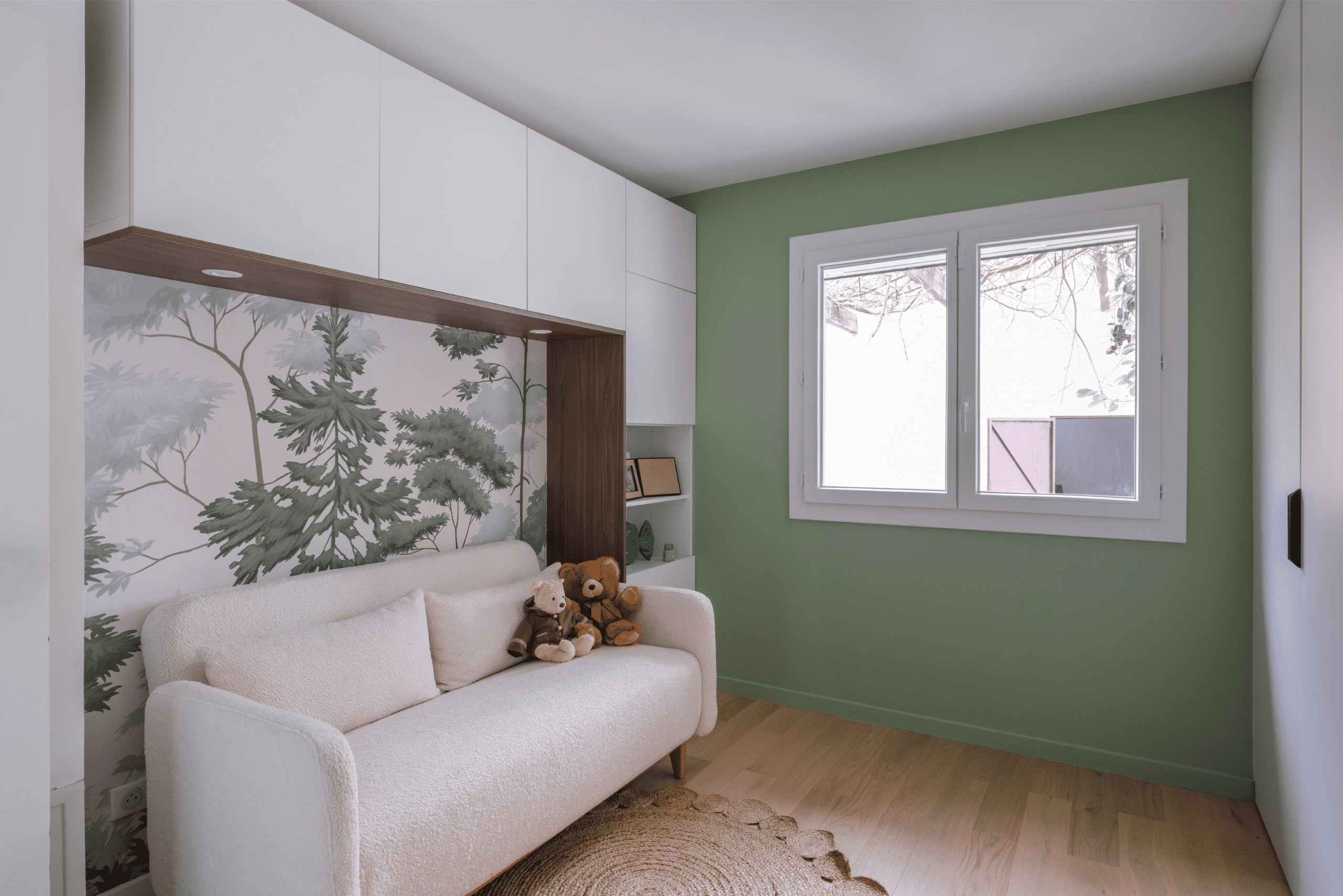 Chambre enfant avec papier peint nature et mur vert