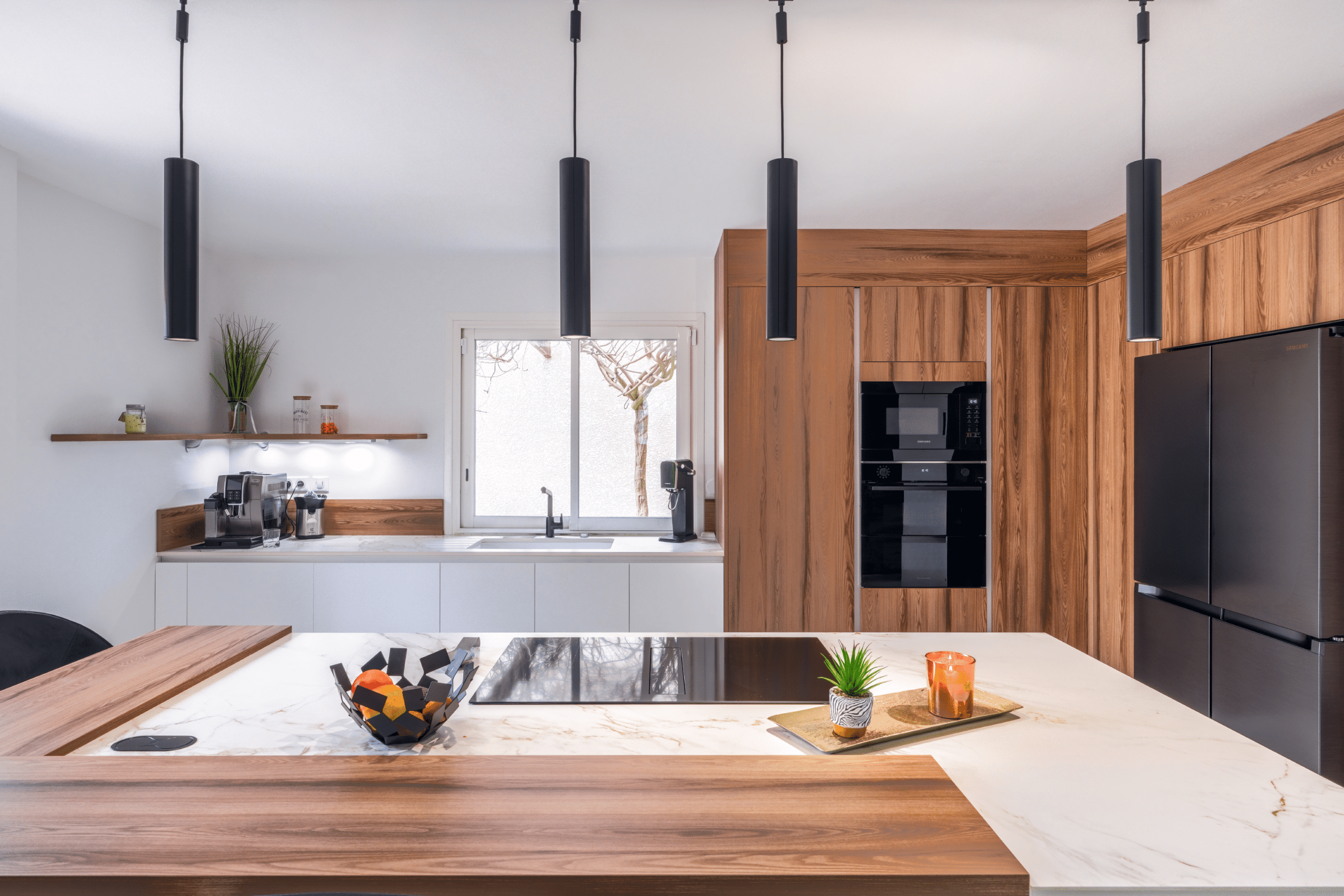 Cuisine moderne bois et blanc avec îlot central et suspensions noires