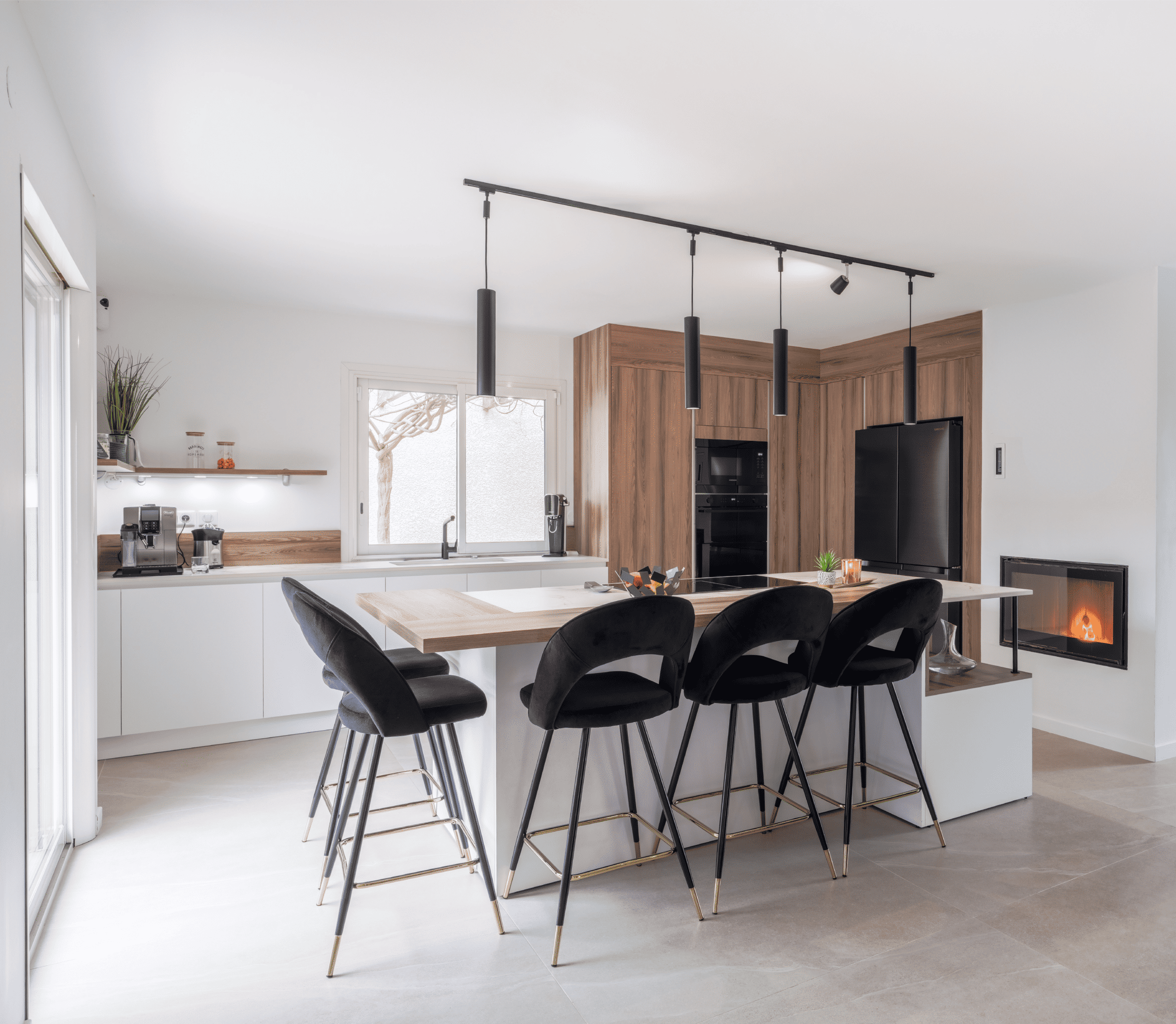 Cuisine ouverte moderne avec îlot bar et tabourets noirs