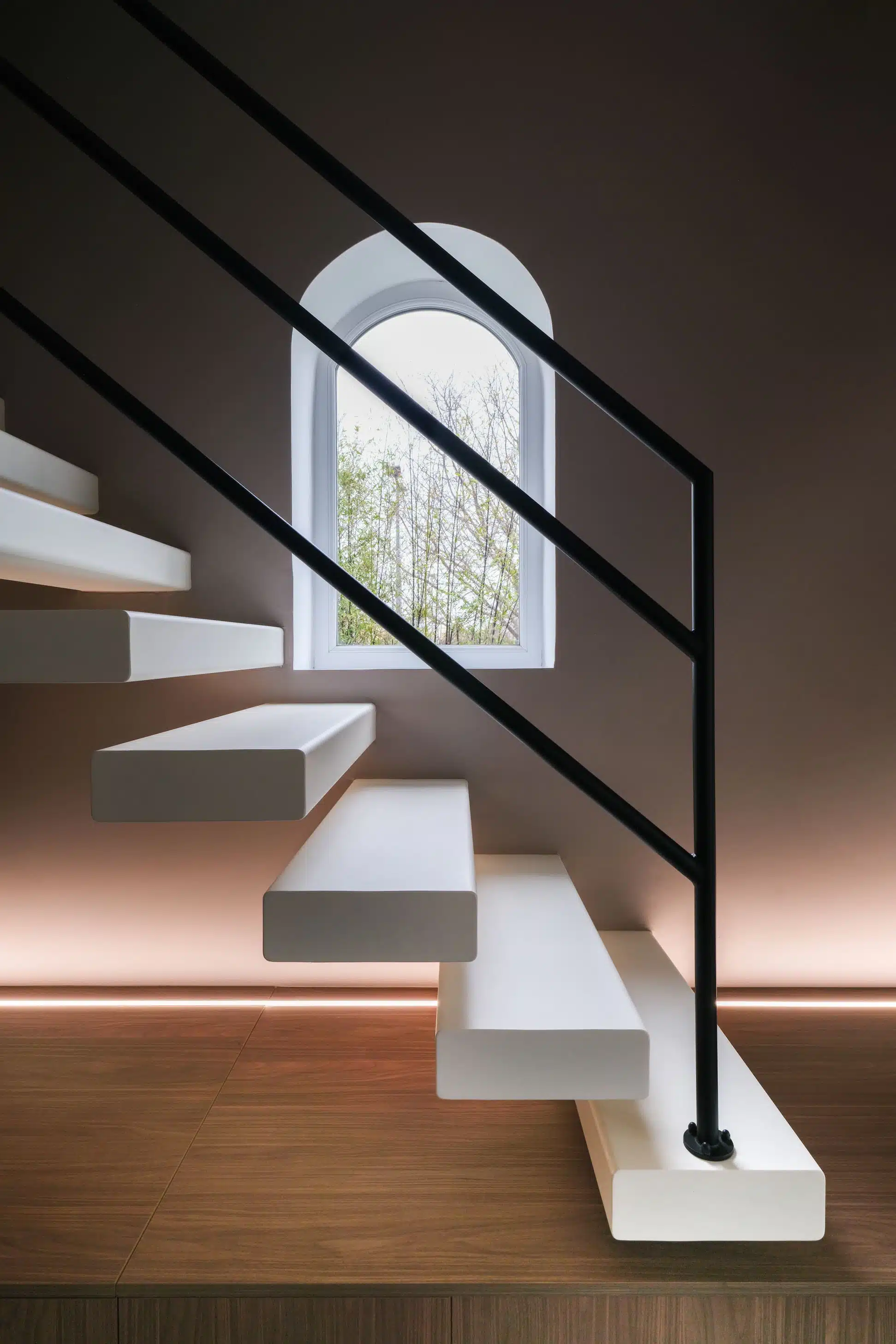 Escalier suspendu moderne avec marches flottantes et LED