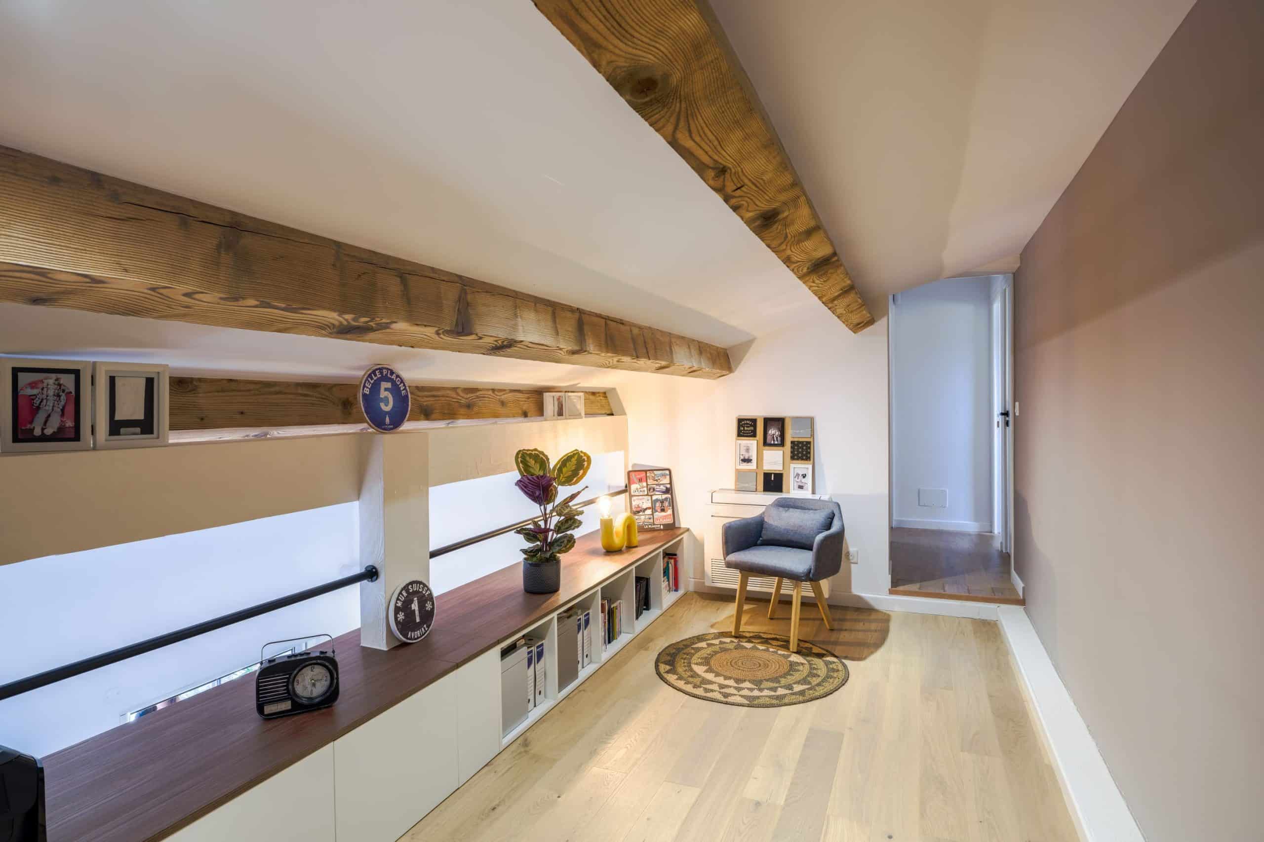 Mezzanine cosy avec rangements intégrés et poutres apparentes