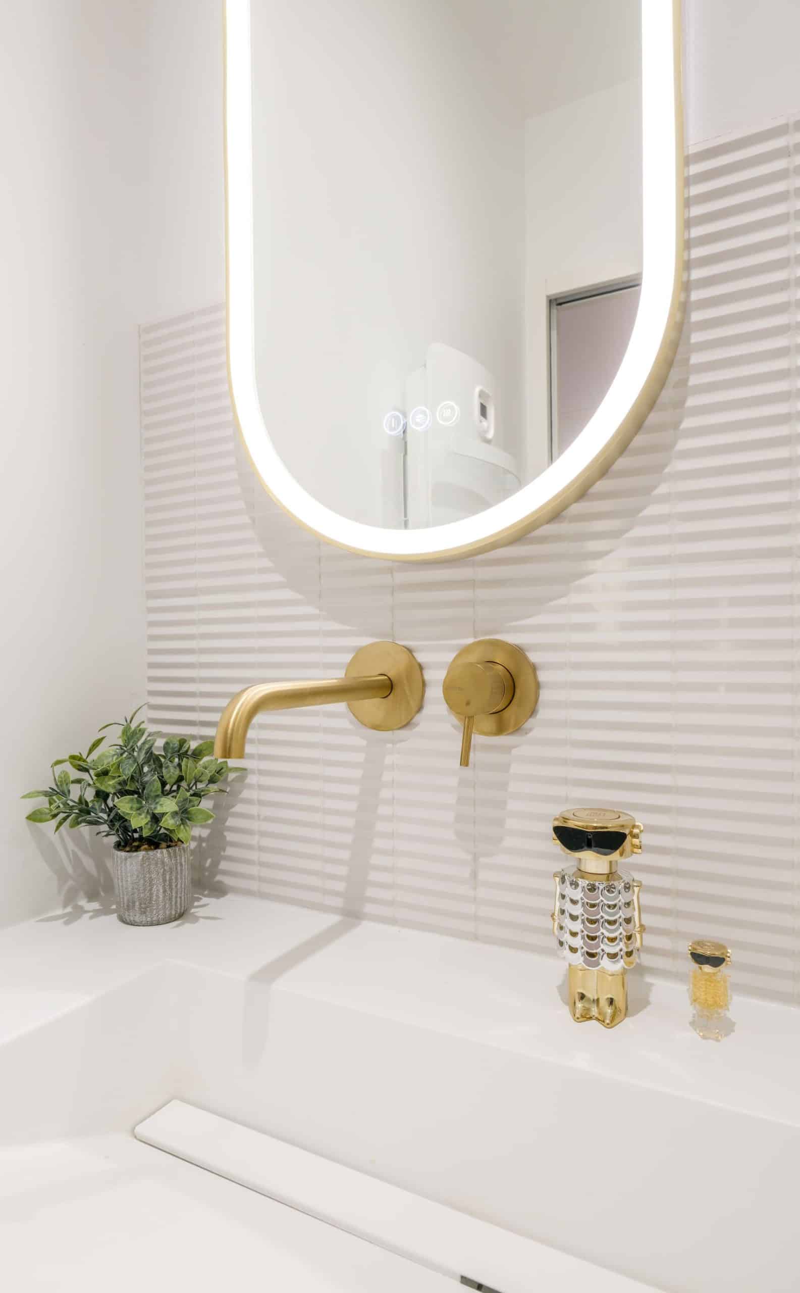 Robinetterie dorée encastrée salle de bain moderne