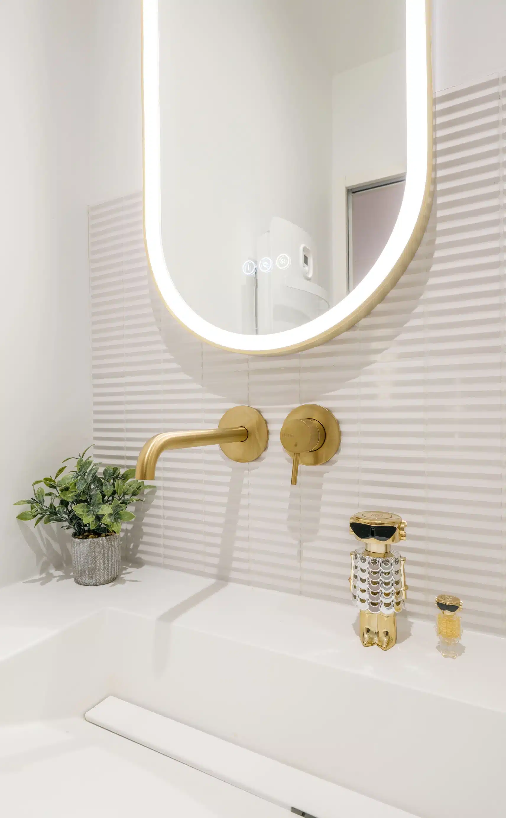 Robinetterie dorée encastrée salle de bain moderne