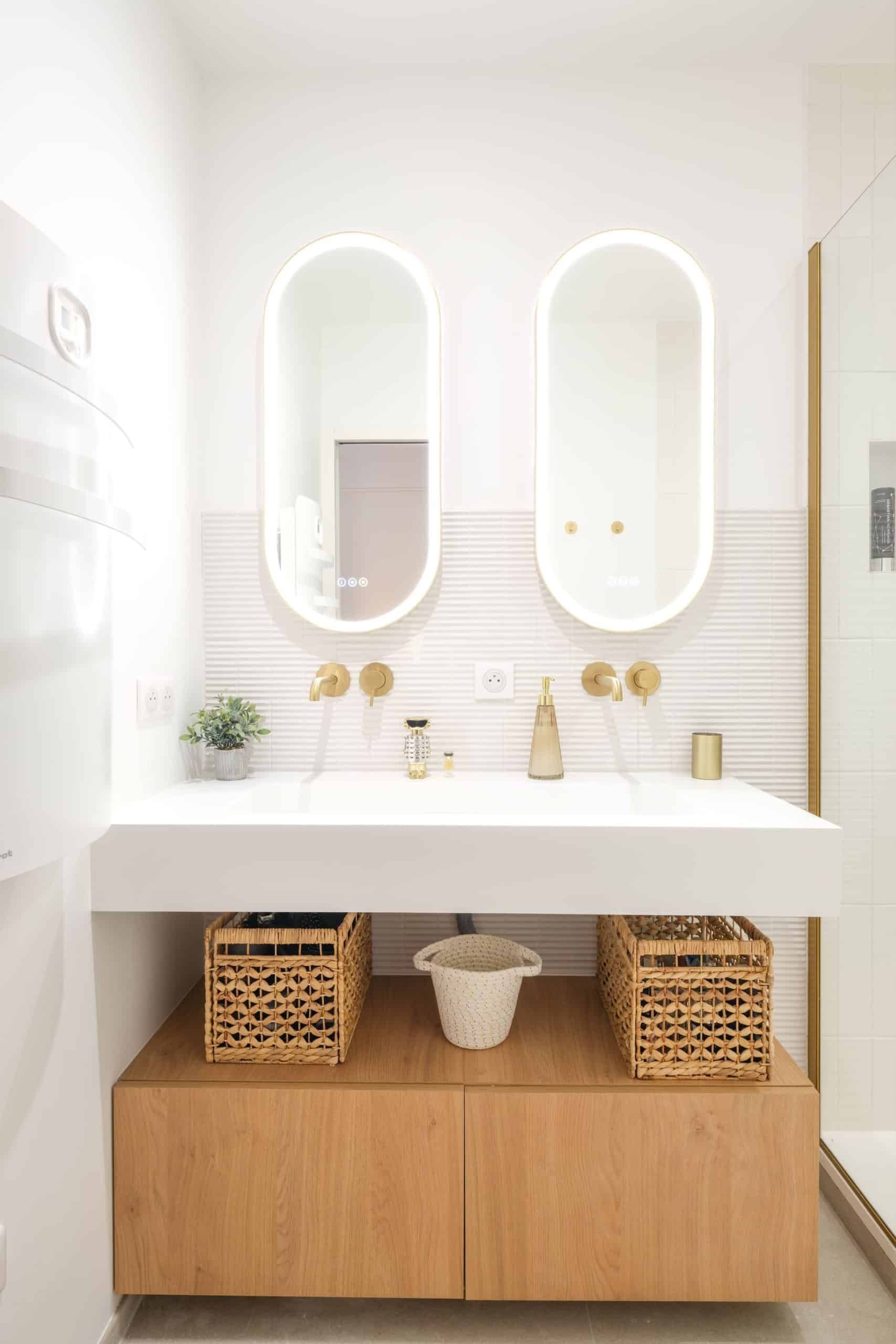 Salle de bain moderne double vasque avec miroir lumineux