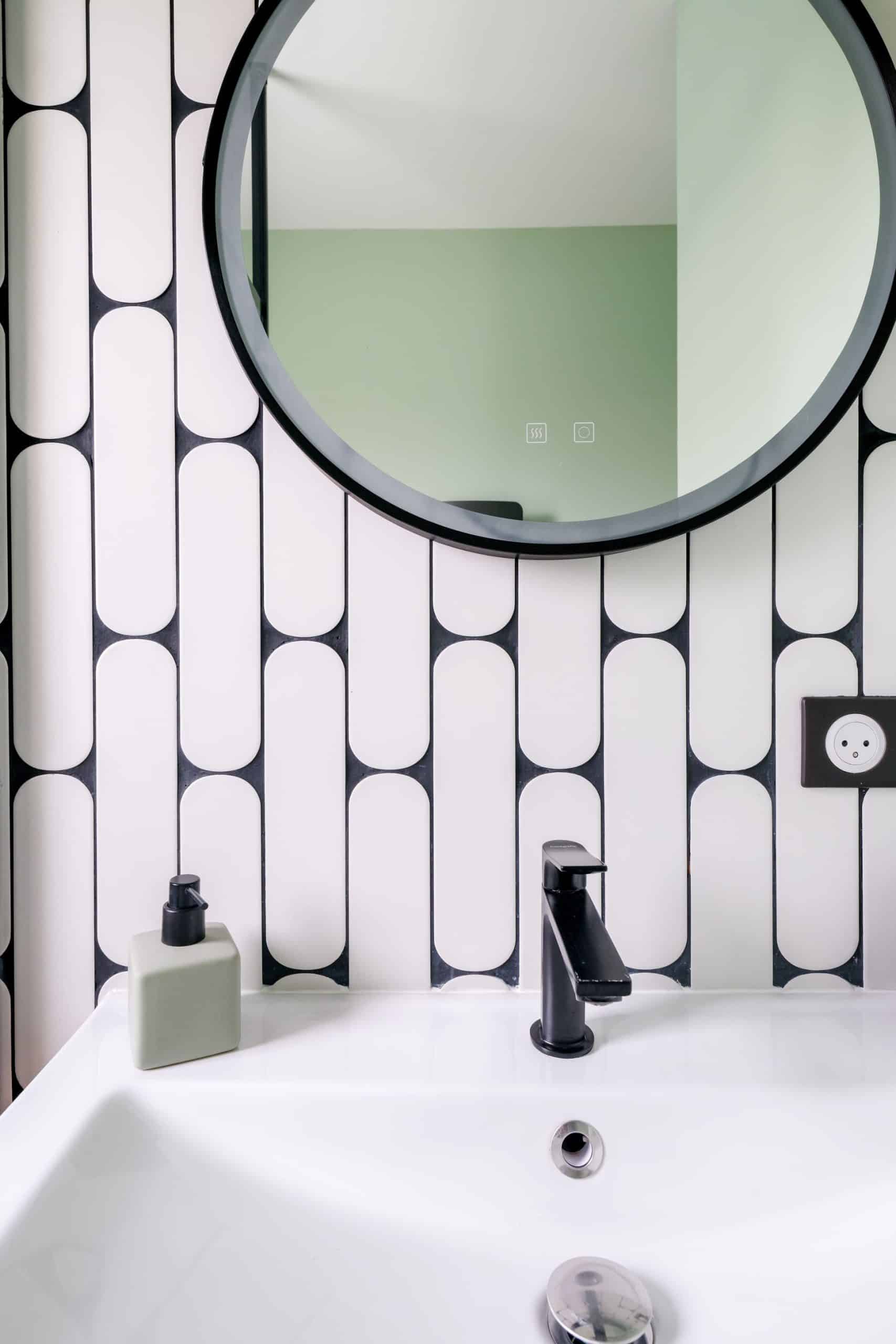 Salle de bain noir et blanc avec carrelage graphique