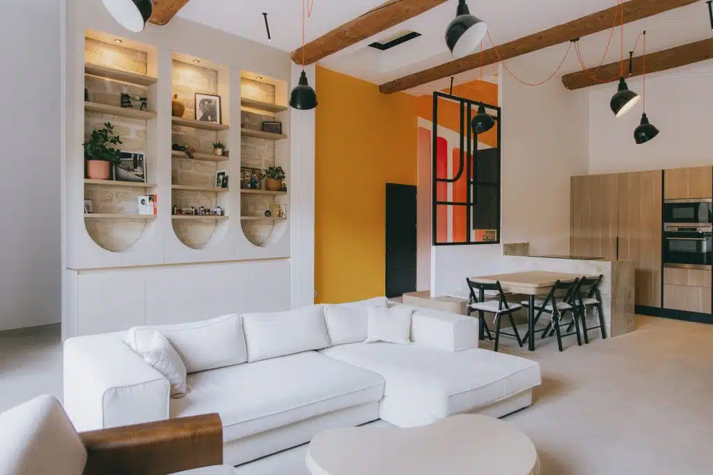 salon chaleureux moderne aux grands espaces